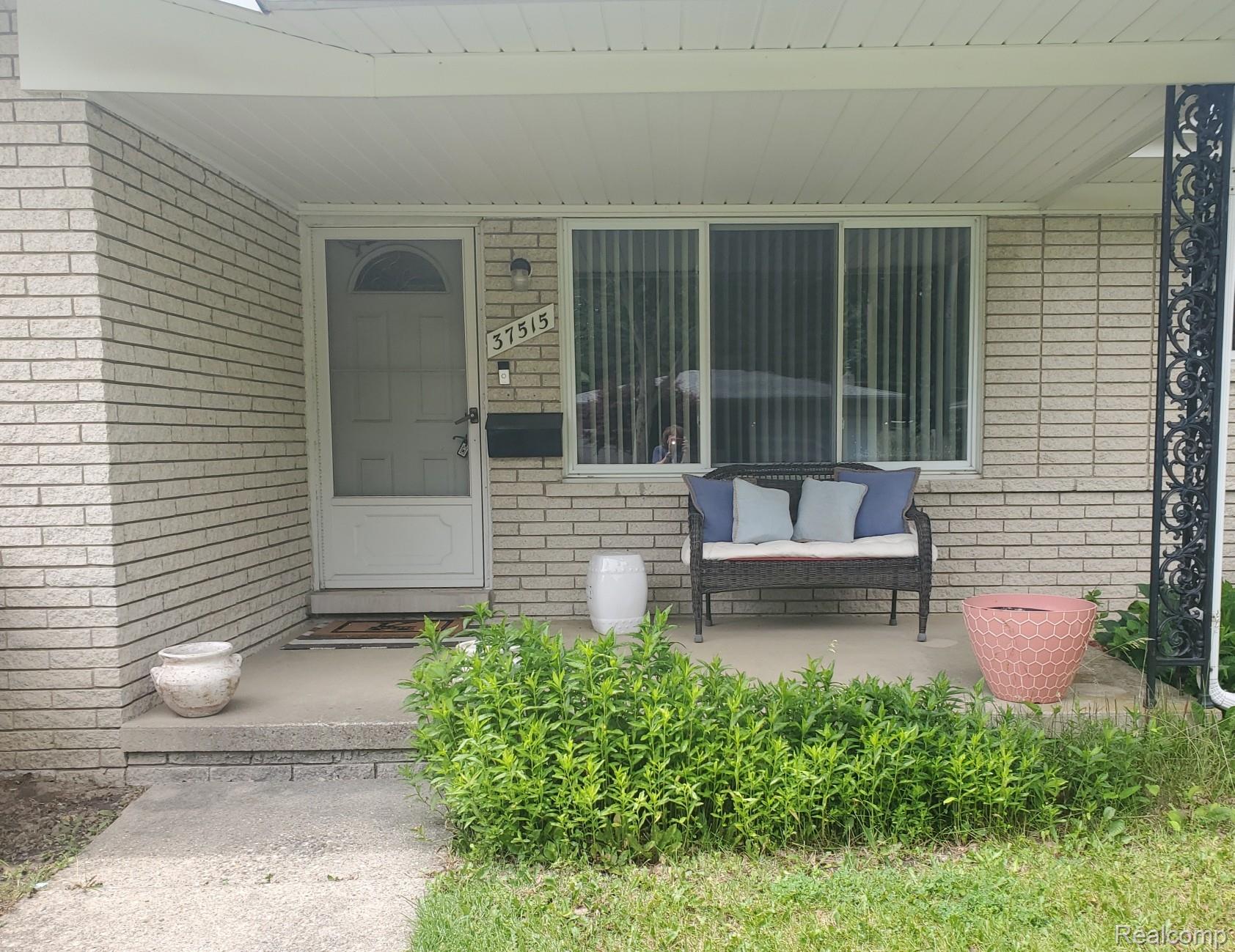 37515 Agar Drive Property Photo 3
