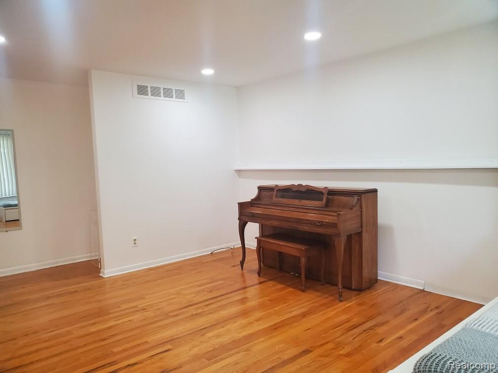 37515 Agar Drive Property Photo 6