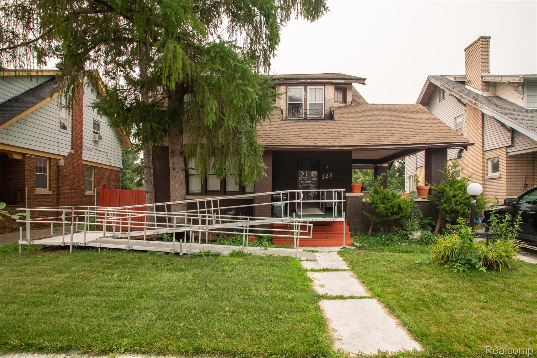 123 Moss Street Property Photo 1