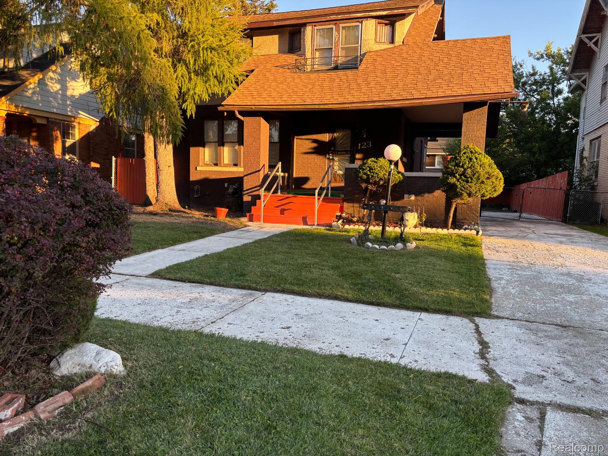 123 Moss Street Property Photo 1