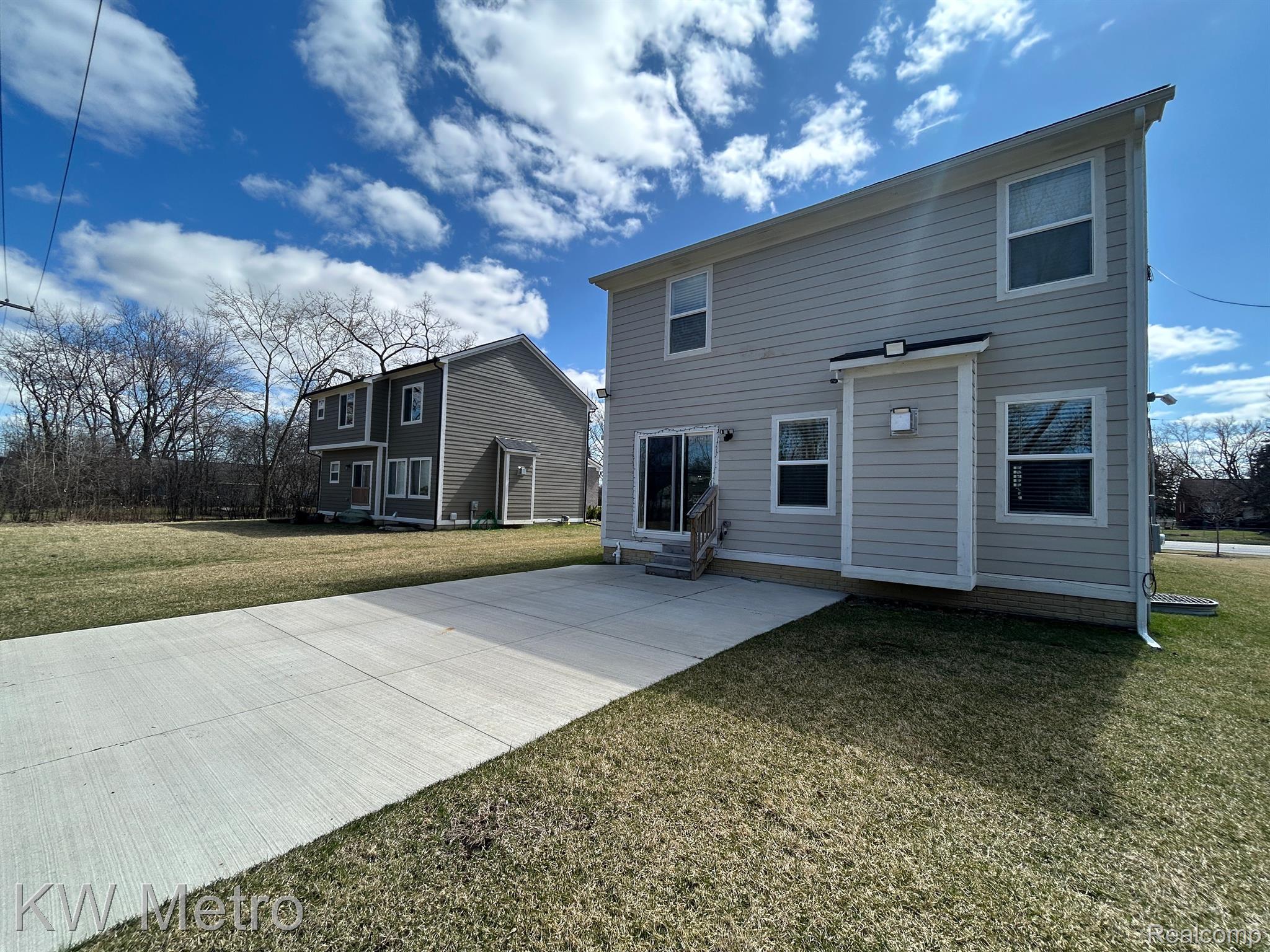 2323 E Maple Road Property Photo 4