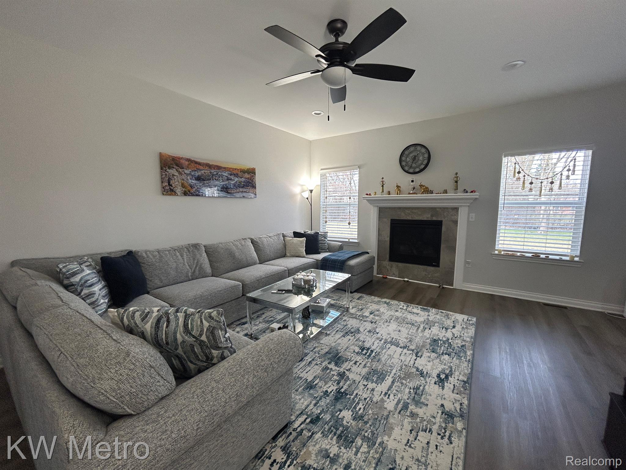 2323 E Maple Road Property Photo 5