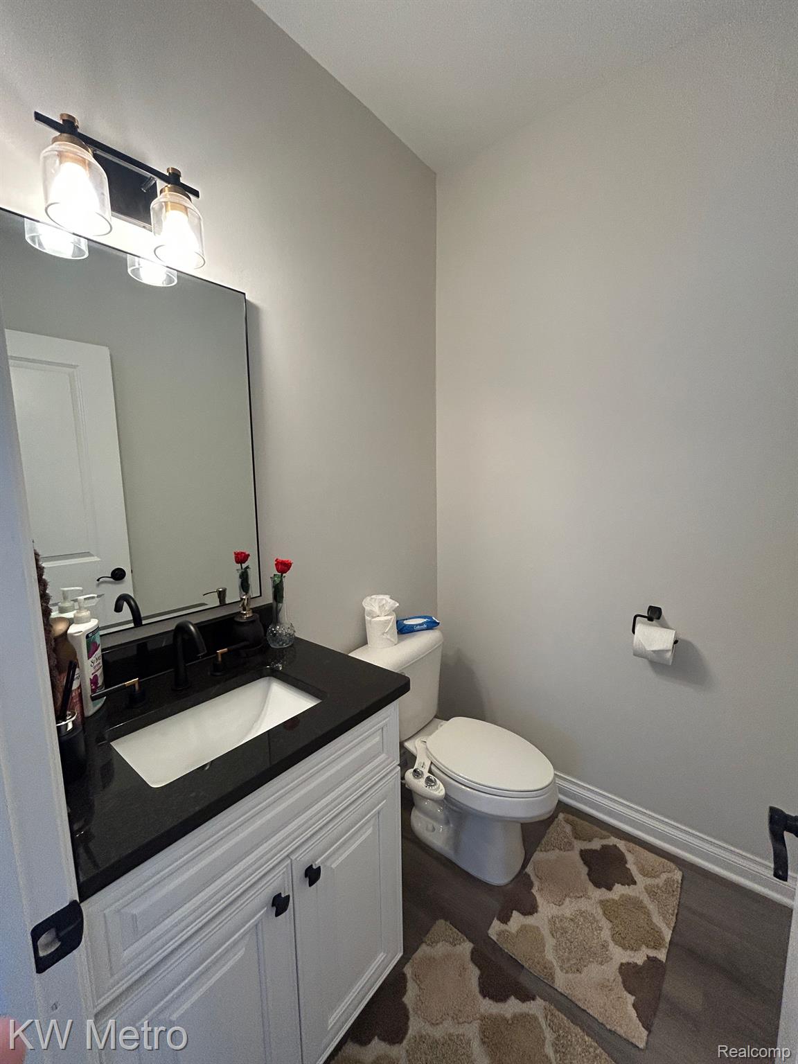 2323 E Maple Road Property Photo 8