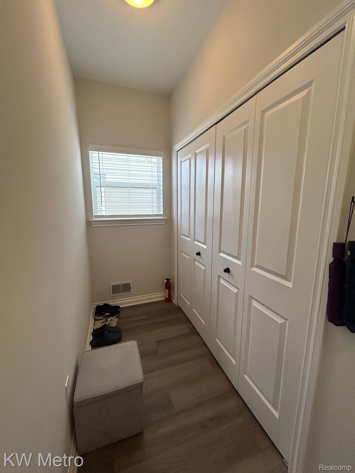 2323 E Maple Road Property Photo 9