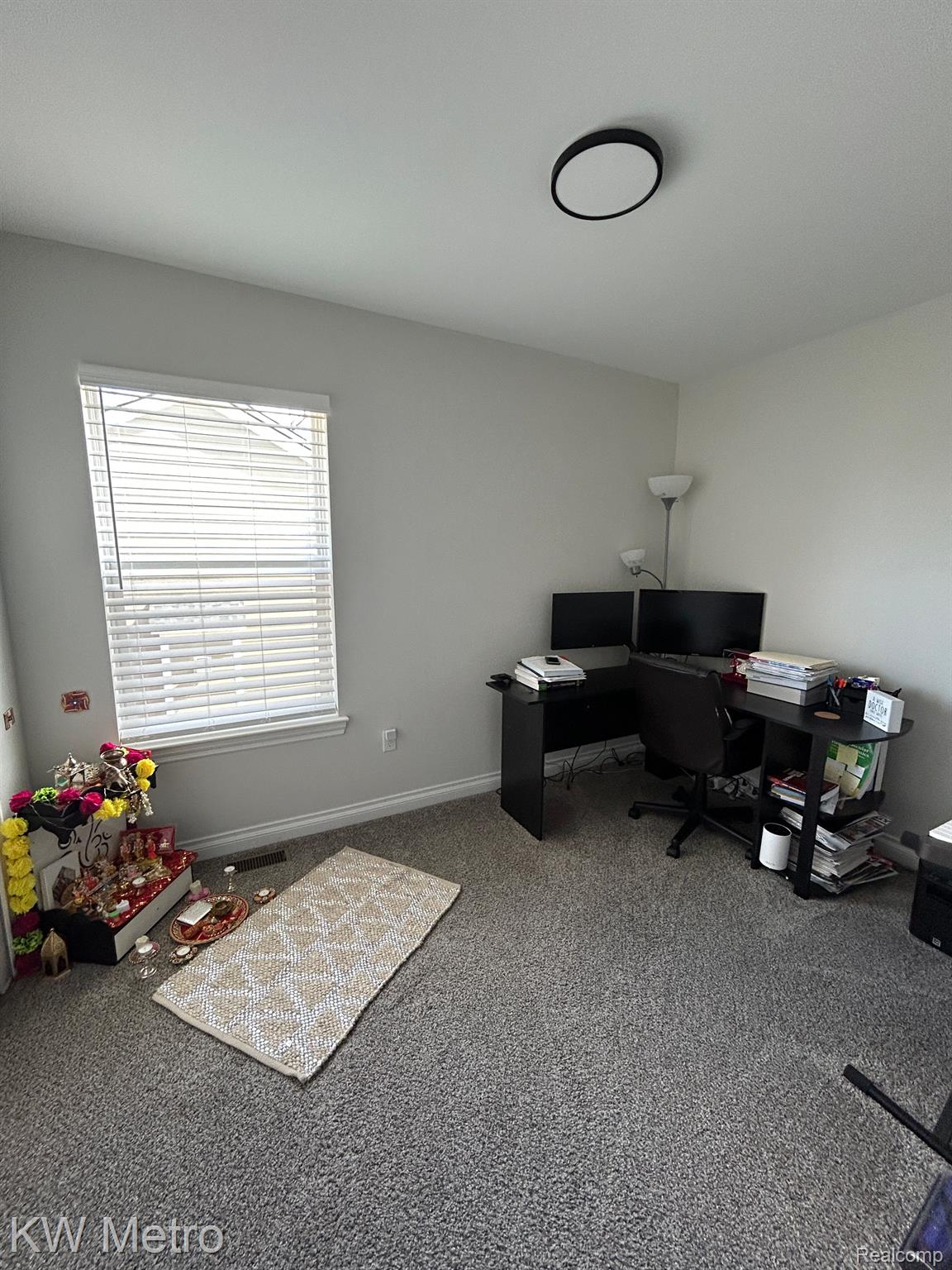 2323 E Maple Road Property Photo 15