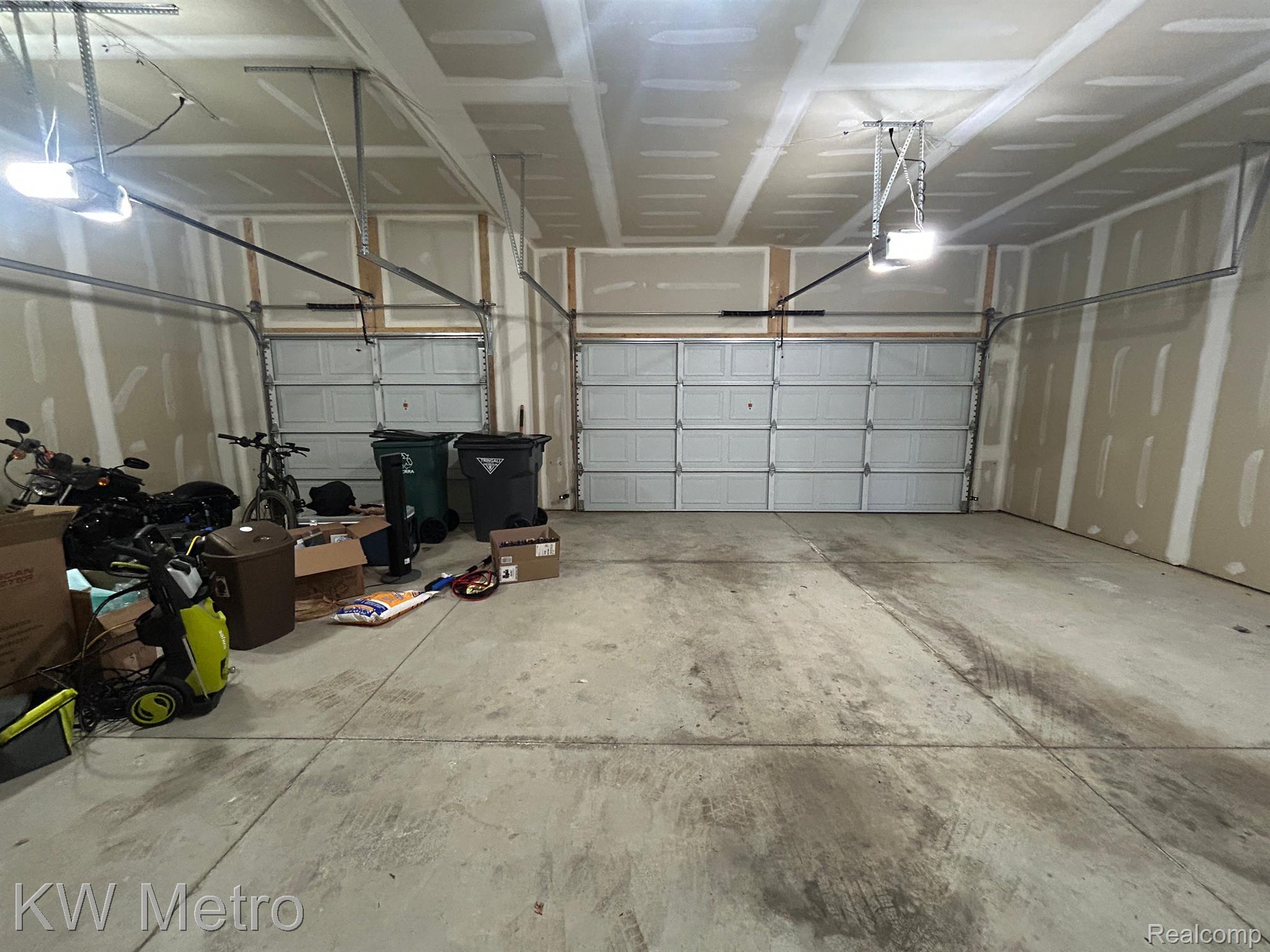 2323 E Maple Road Property Photo 17