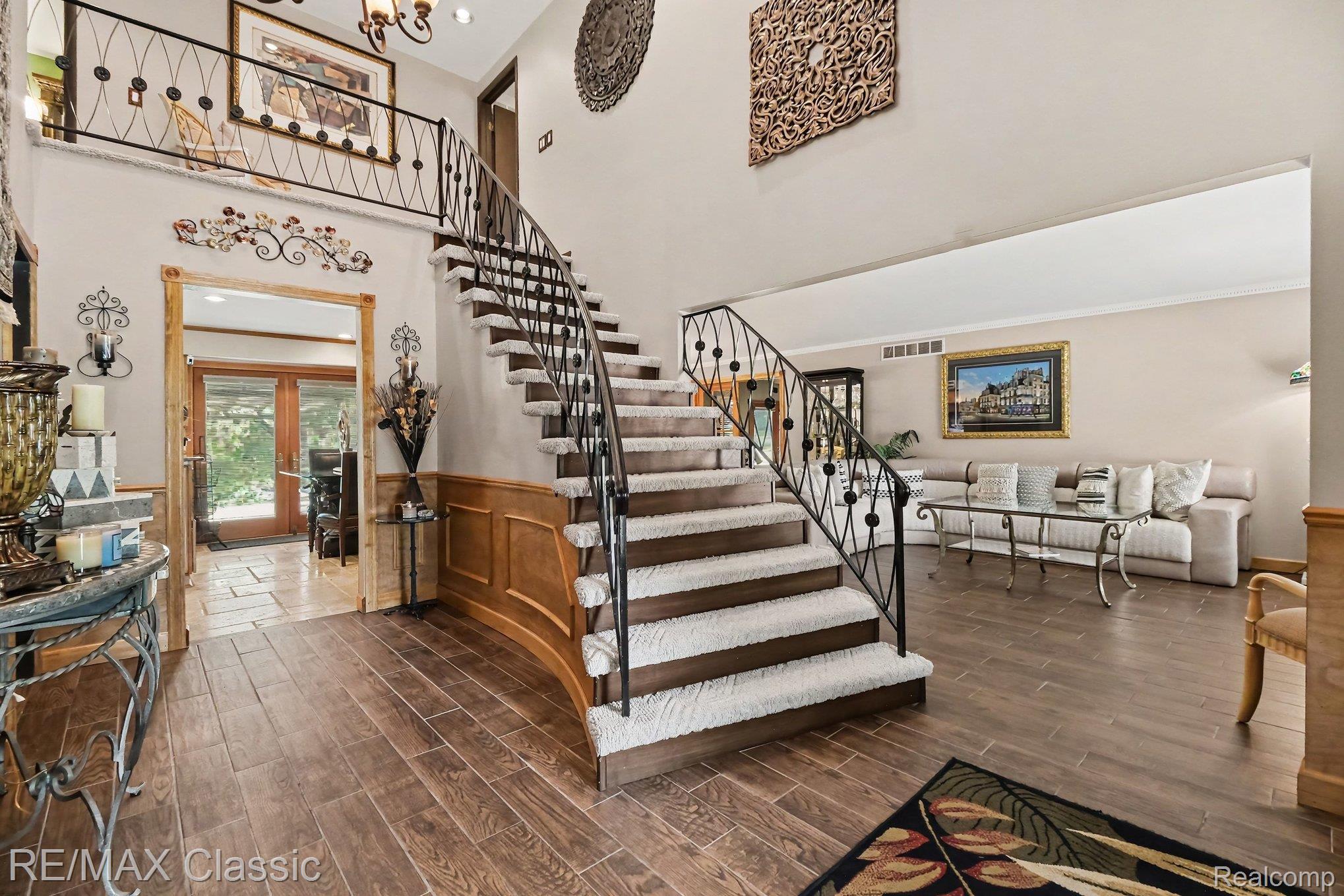 4590 Pine Village Drive Property Photo 4