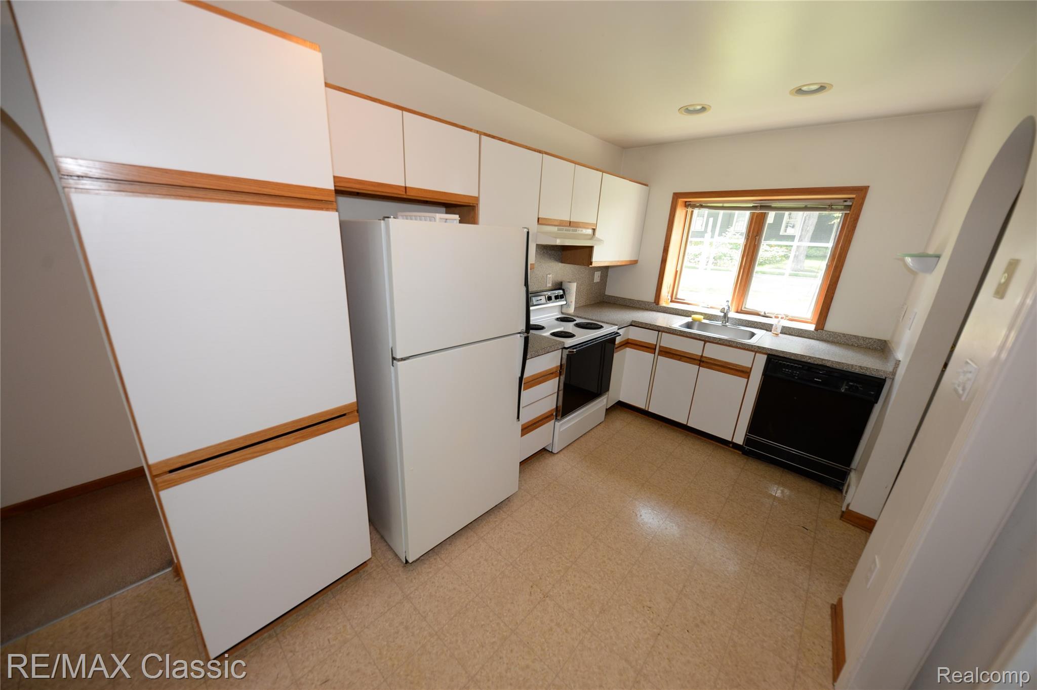280 Hutton Street Property Photo 6