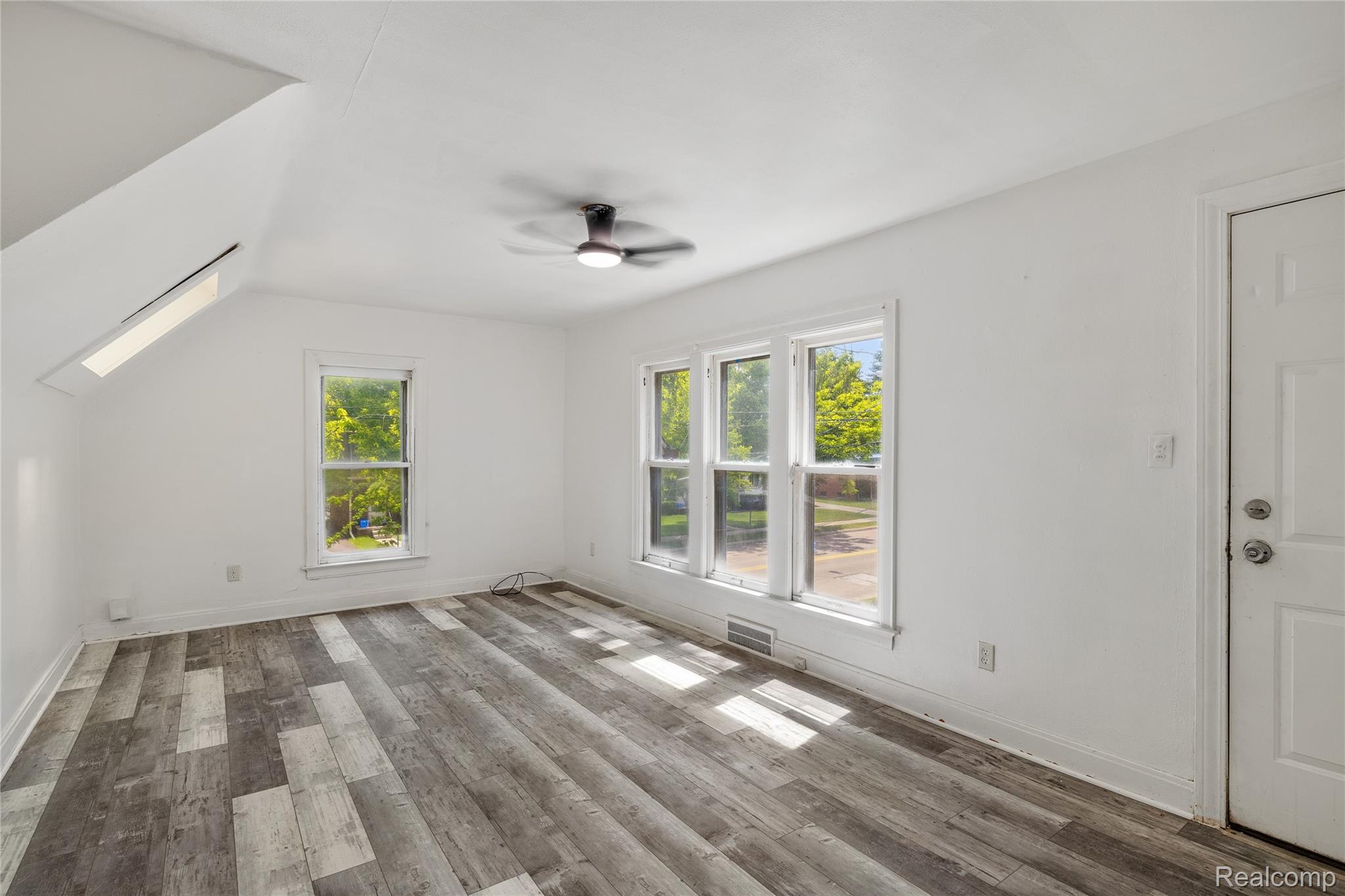 242 Crocker Boulevard Property Photo 6