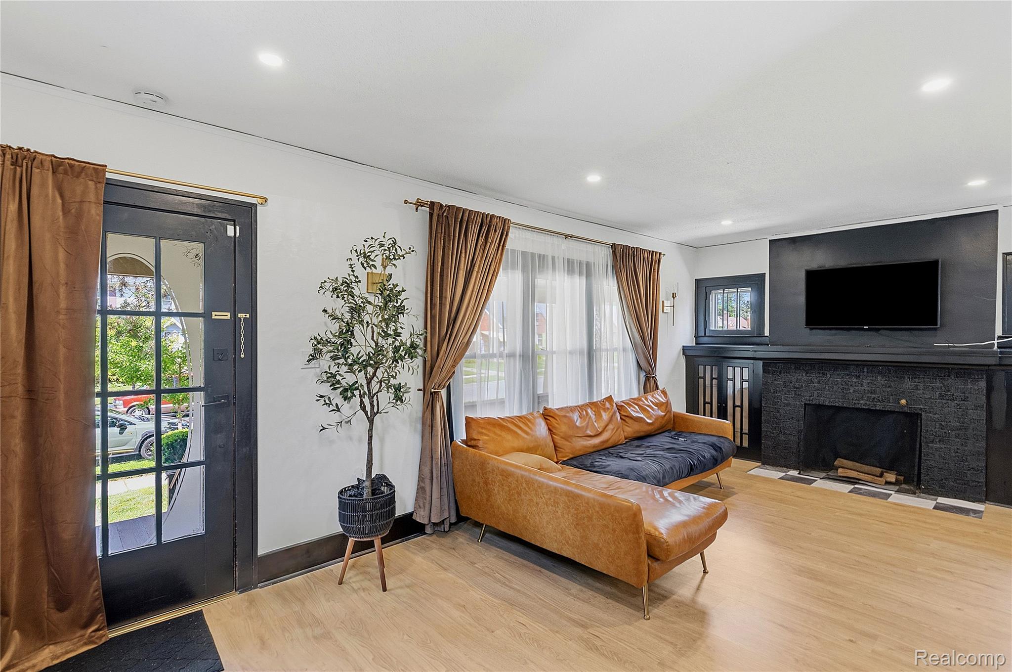 15330 Lindsay Street Property Photo 3
