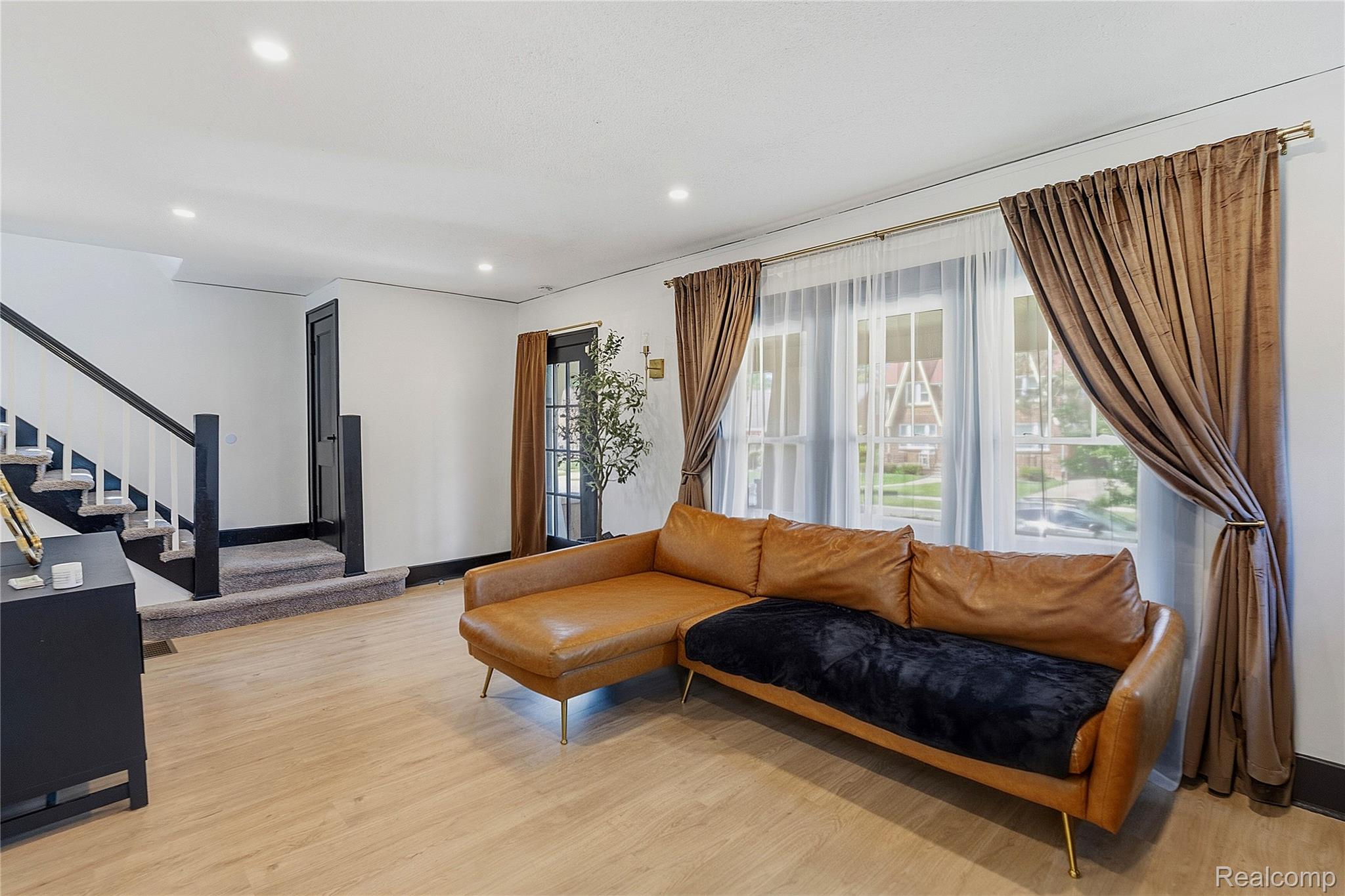 15330 Lindsay Street Property Photo 4