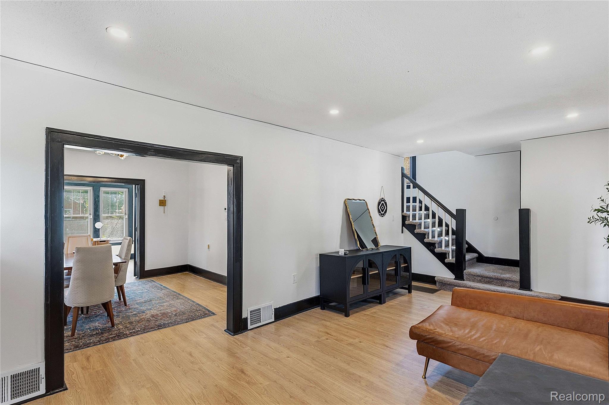 15330 Lindsay Street Property Photo 6