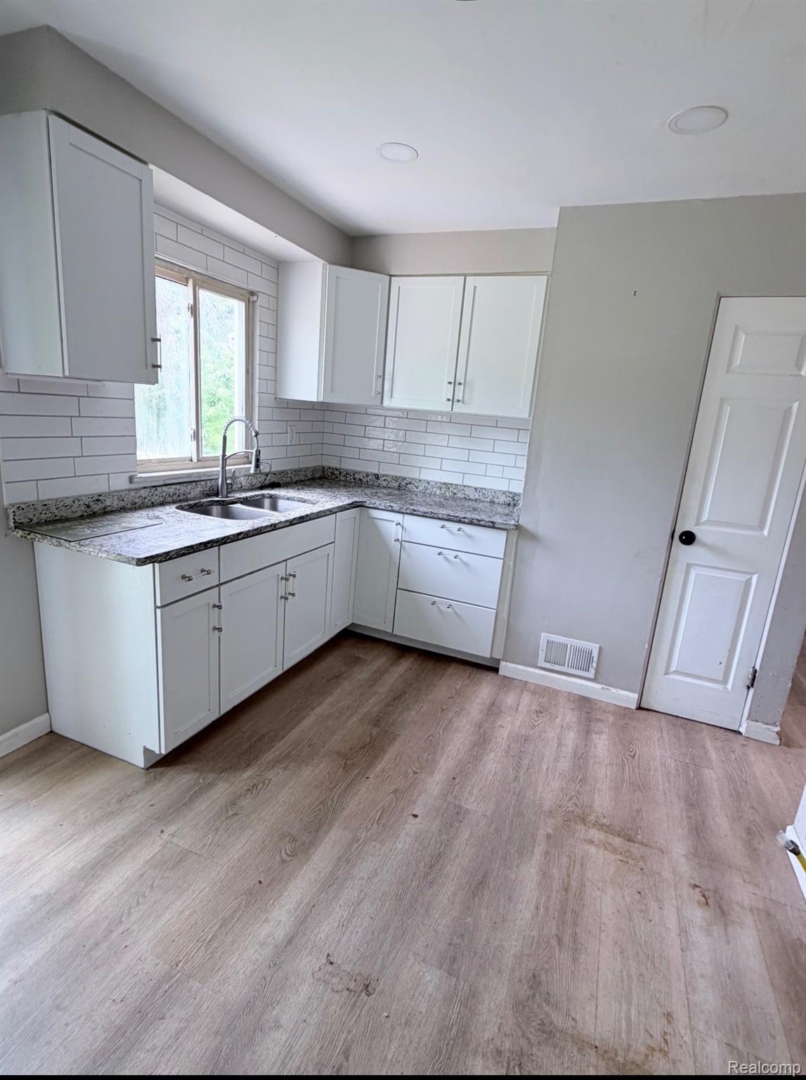 5322 Winthrop Boulevard Property Photo 5