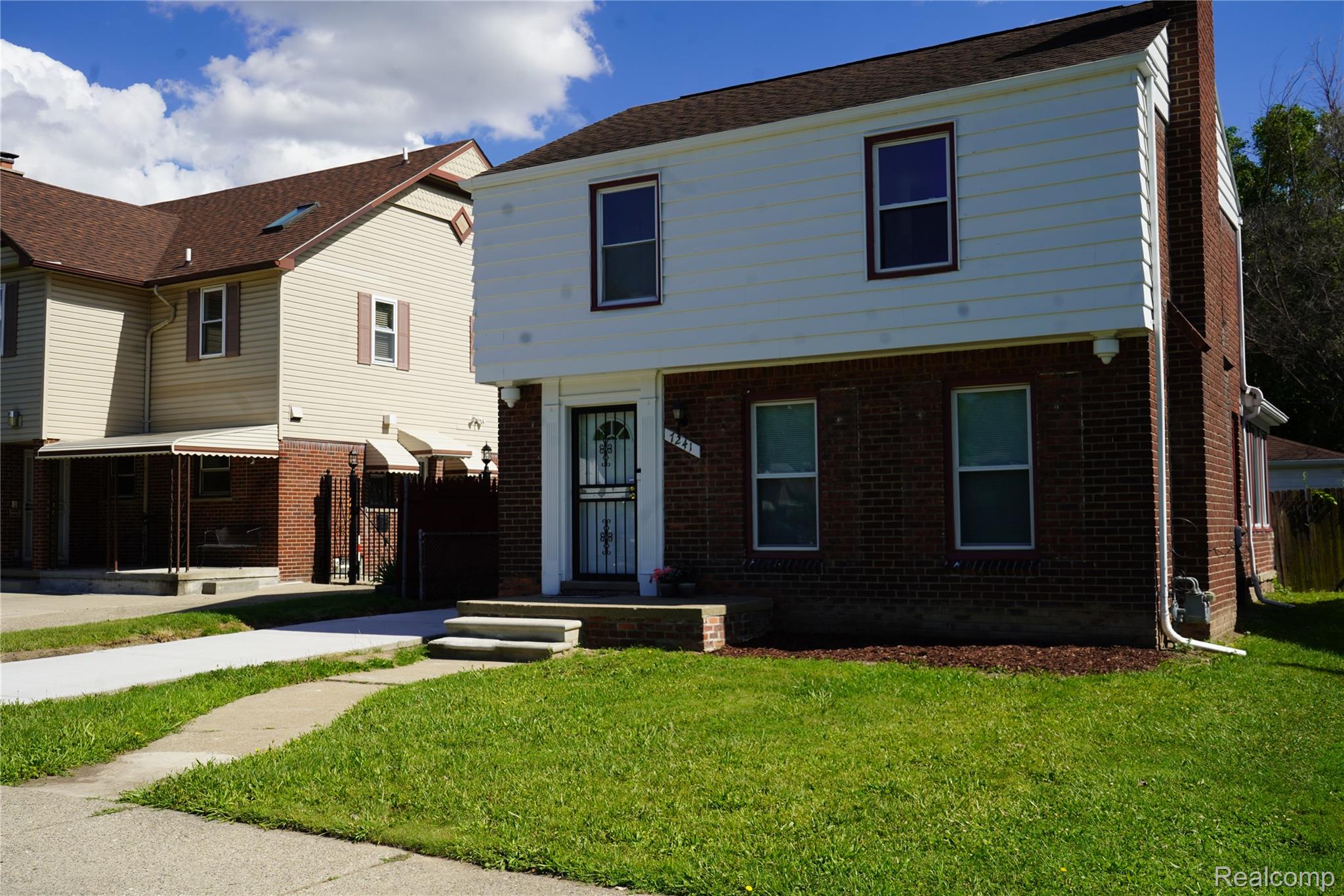 7241 W Outer Drive Property Photo 1
