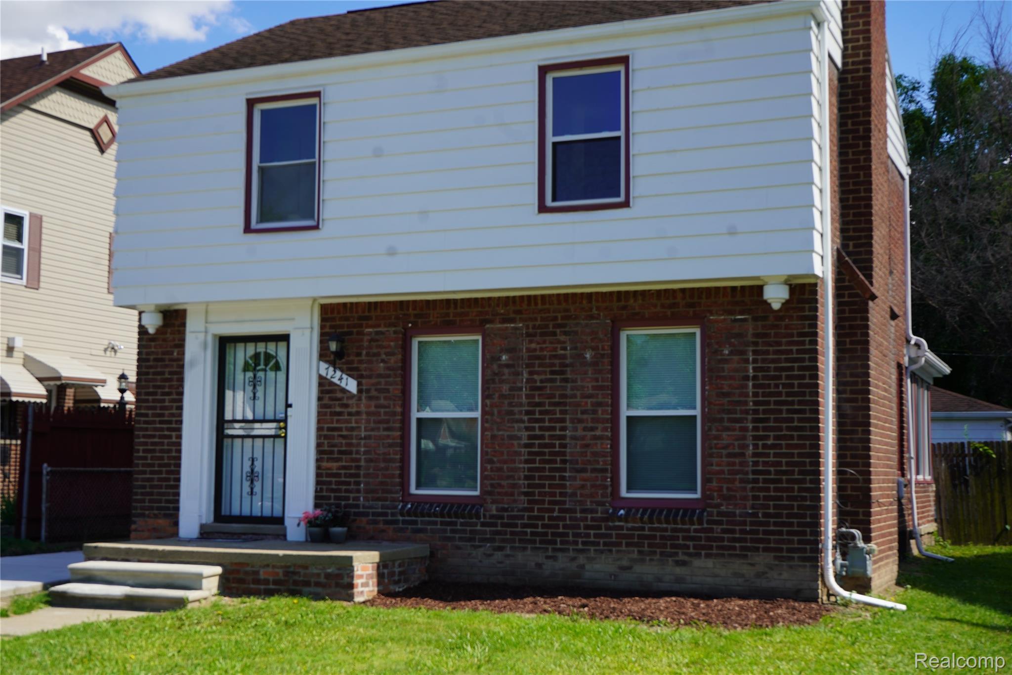 7241 W Outer Drive Property Photo 2