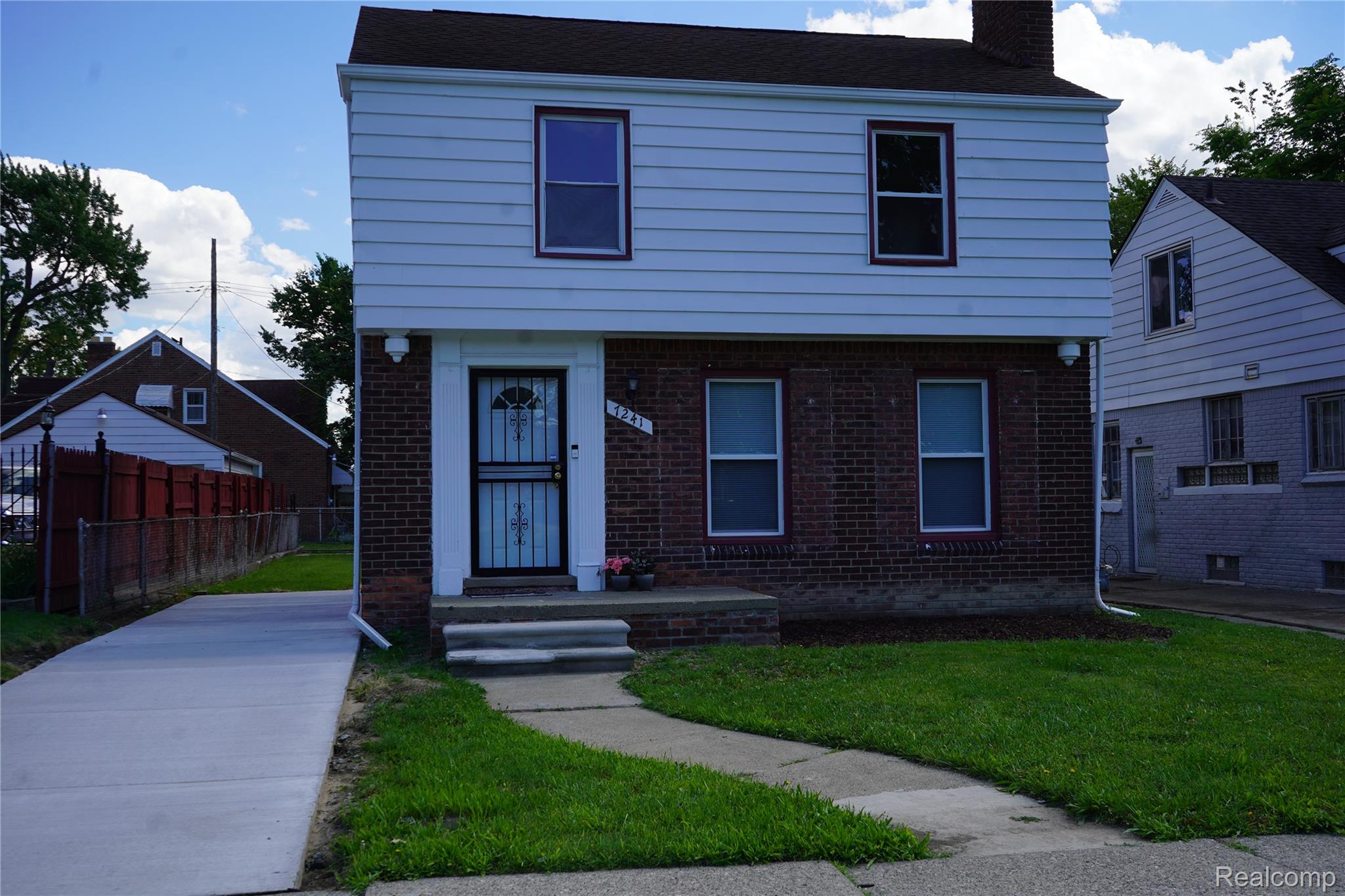 7241 W Outer Drive Property Photo 4