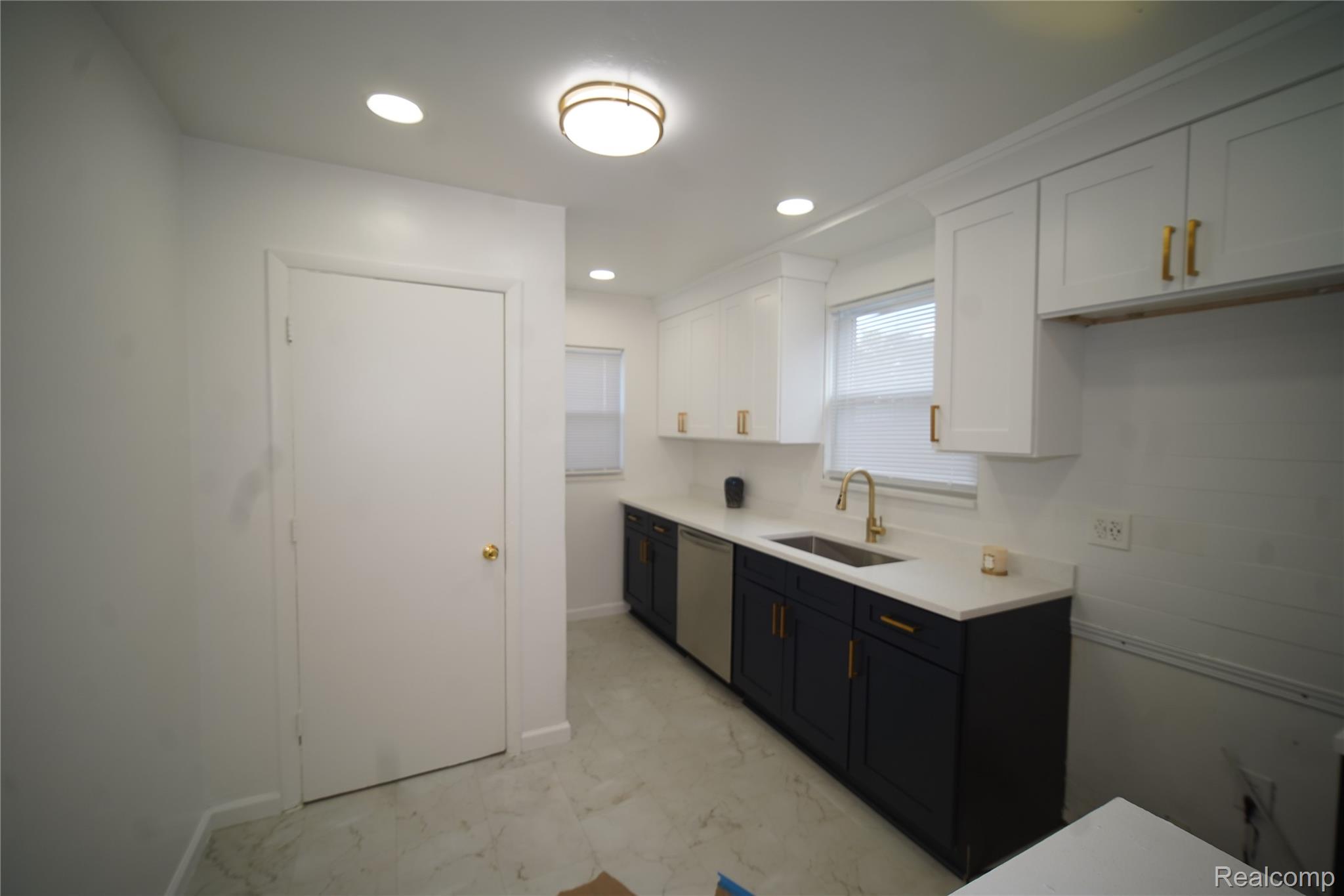 7241 W Outer Drive Property Photo 6
