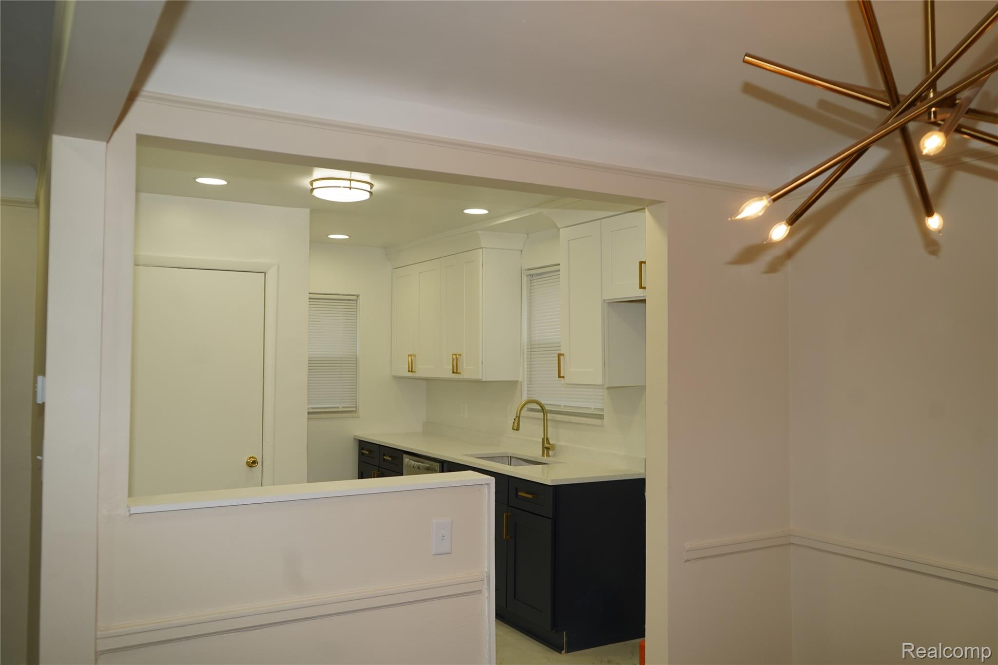 7241 W Outer Drive Property Photo 9