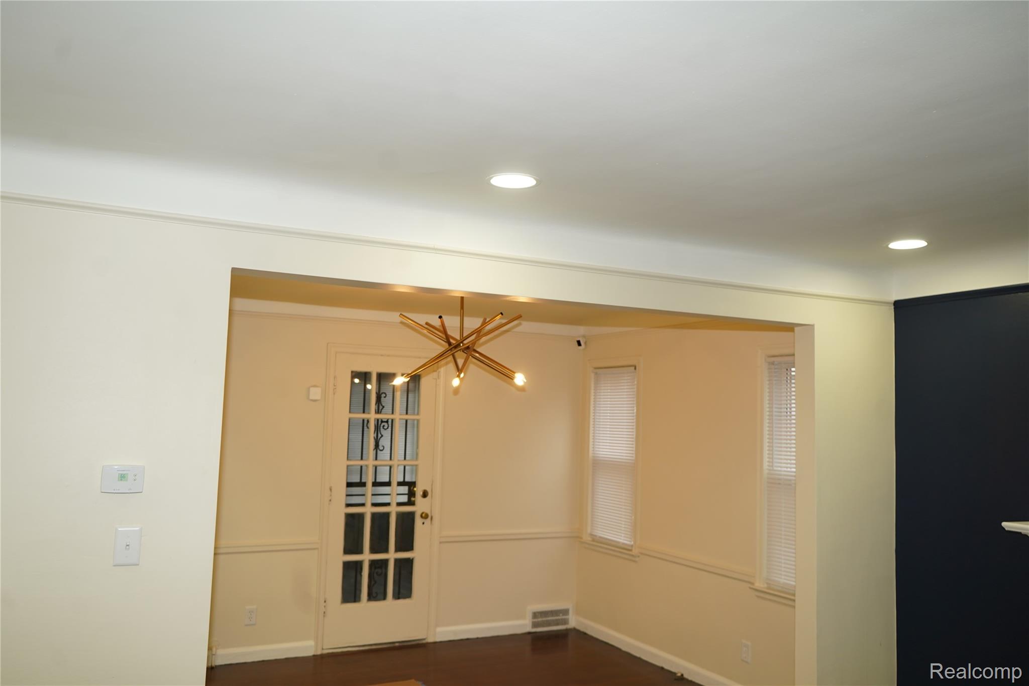 7241 W Outer Drive Property Photo 10