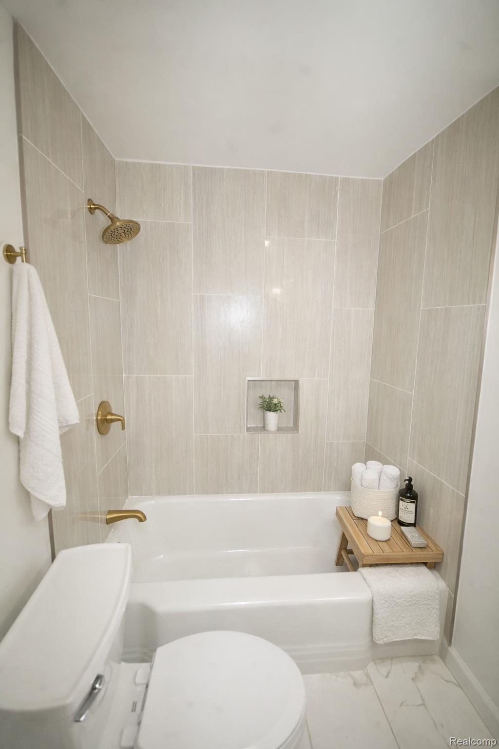 7241 W Outer Drive Property Photo 17