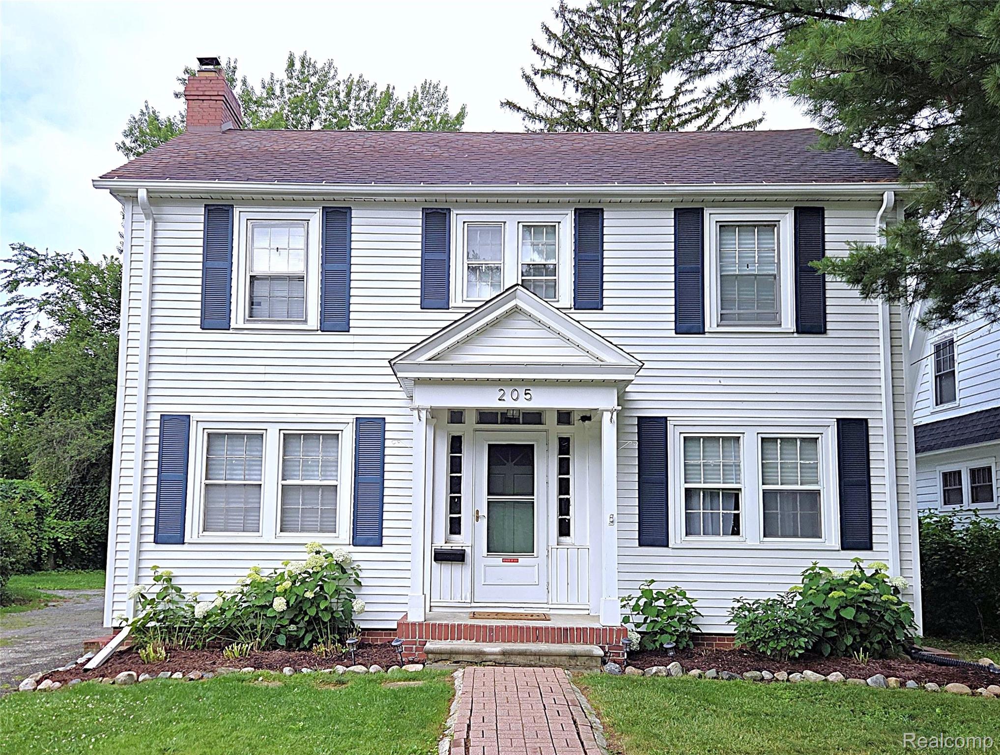 205 E Iroquois Road Property Photo 1