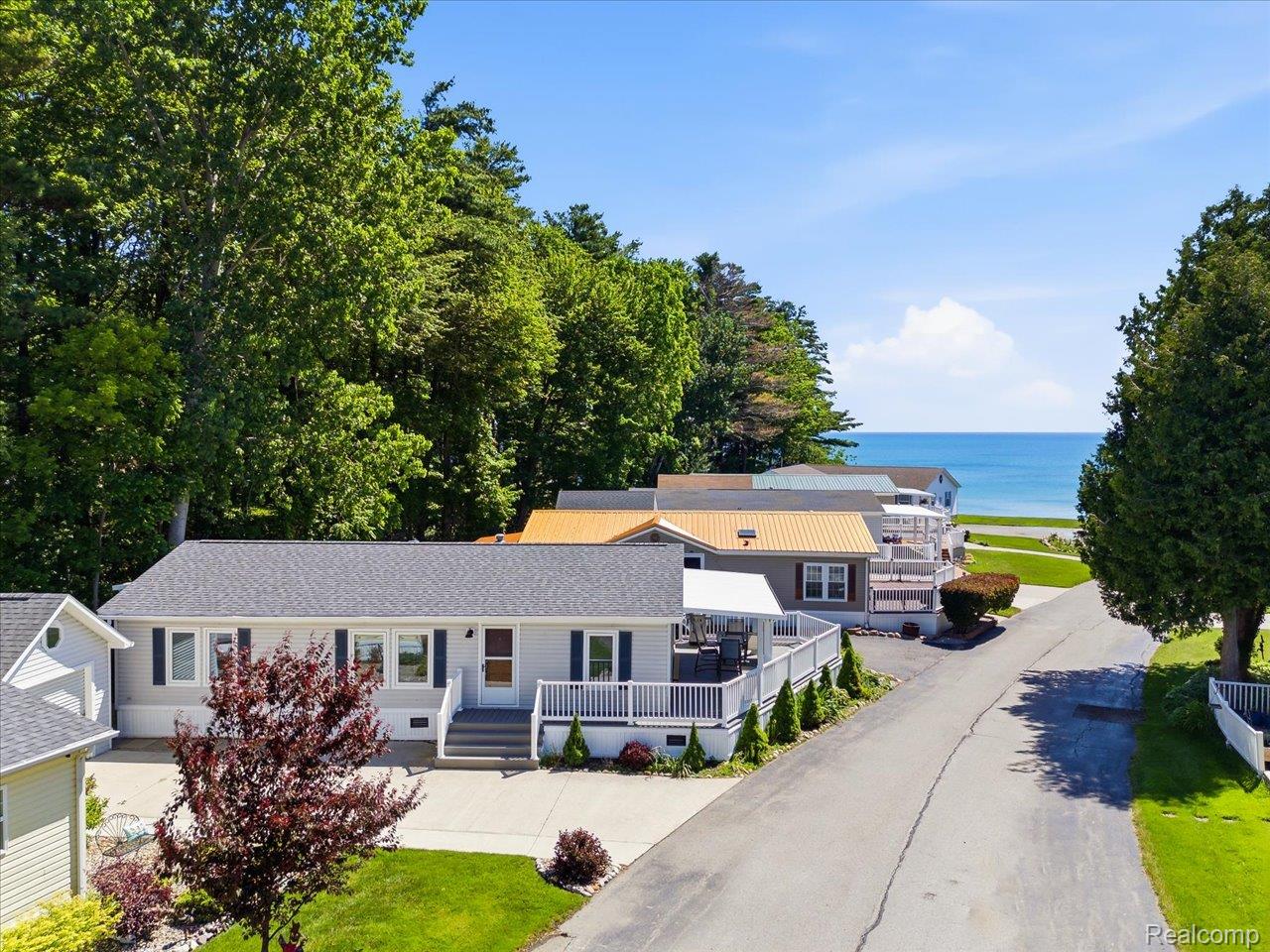 2545 Lakeshore Road Property Photo 2
