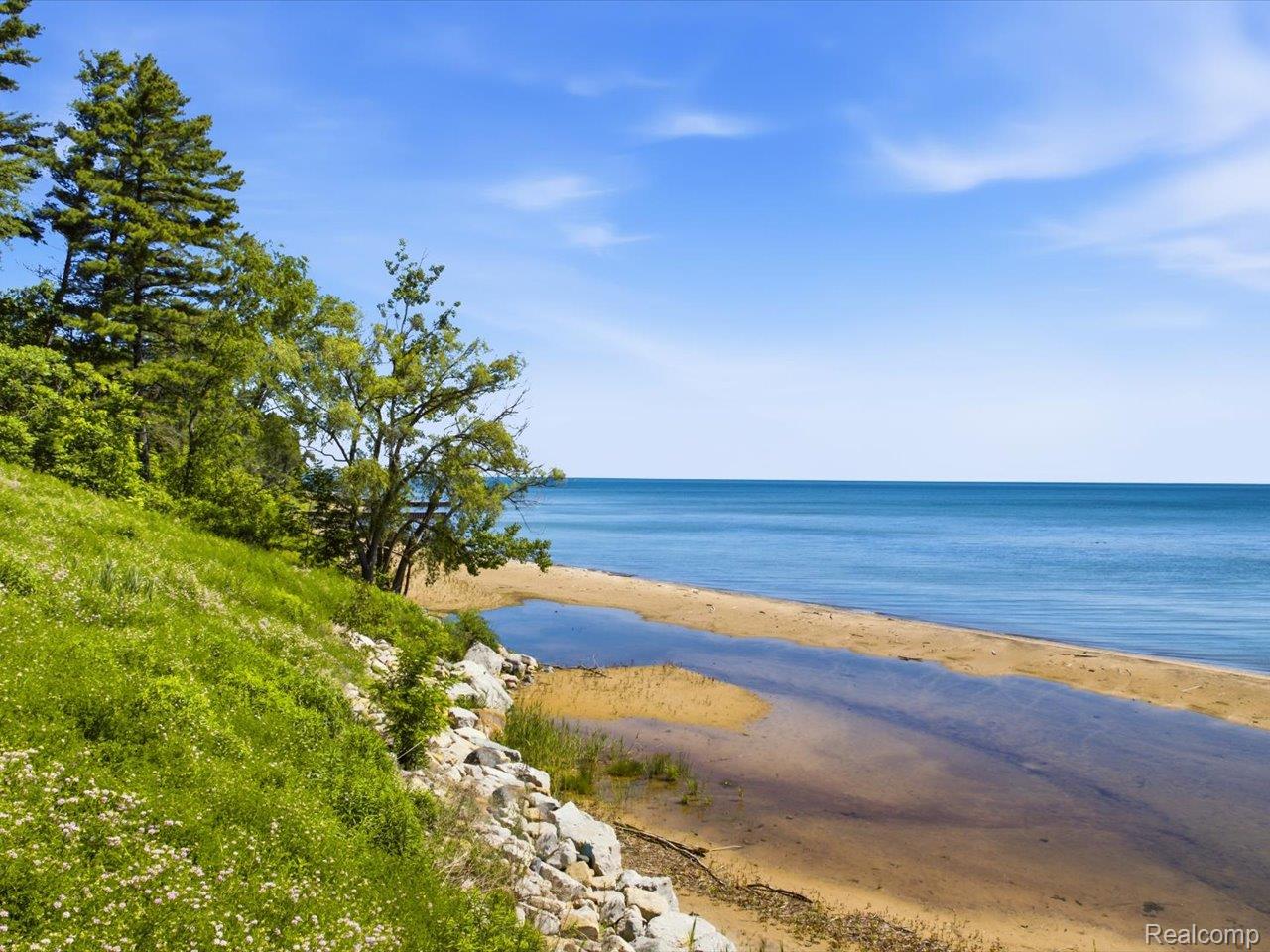 2545 Lakeshore Road Property Photo 5