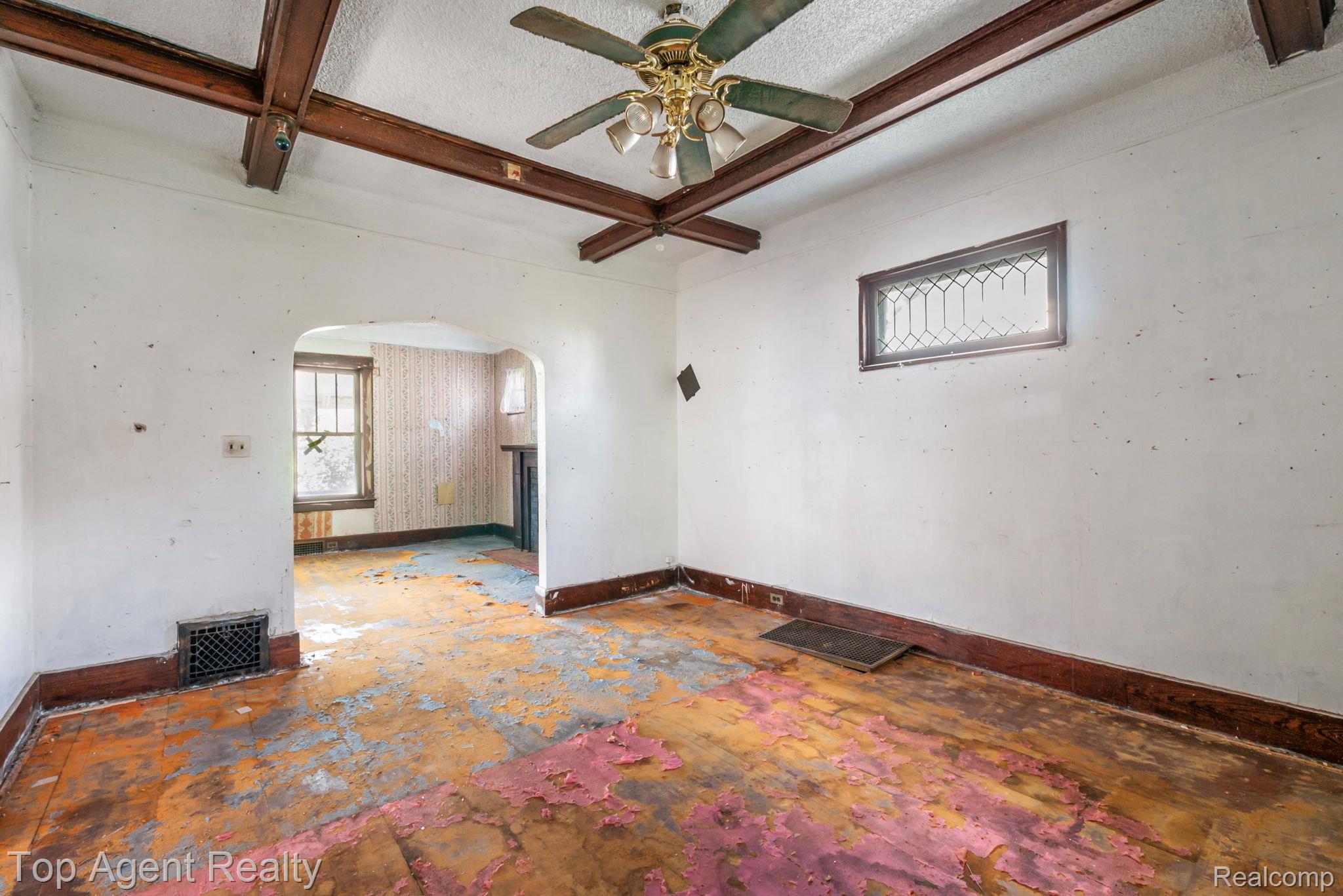 195 Eason Street Property Photo 8