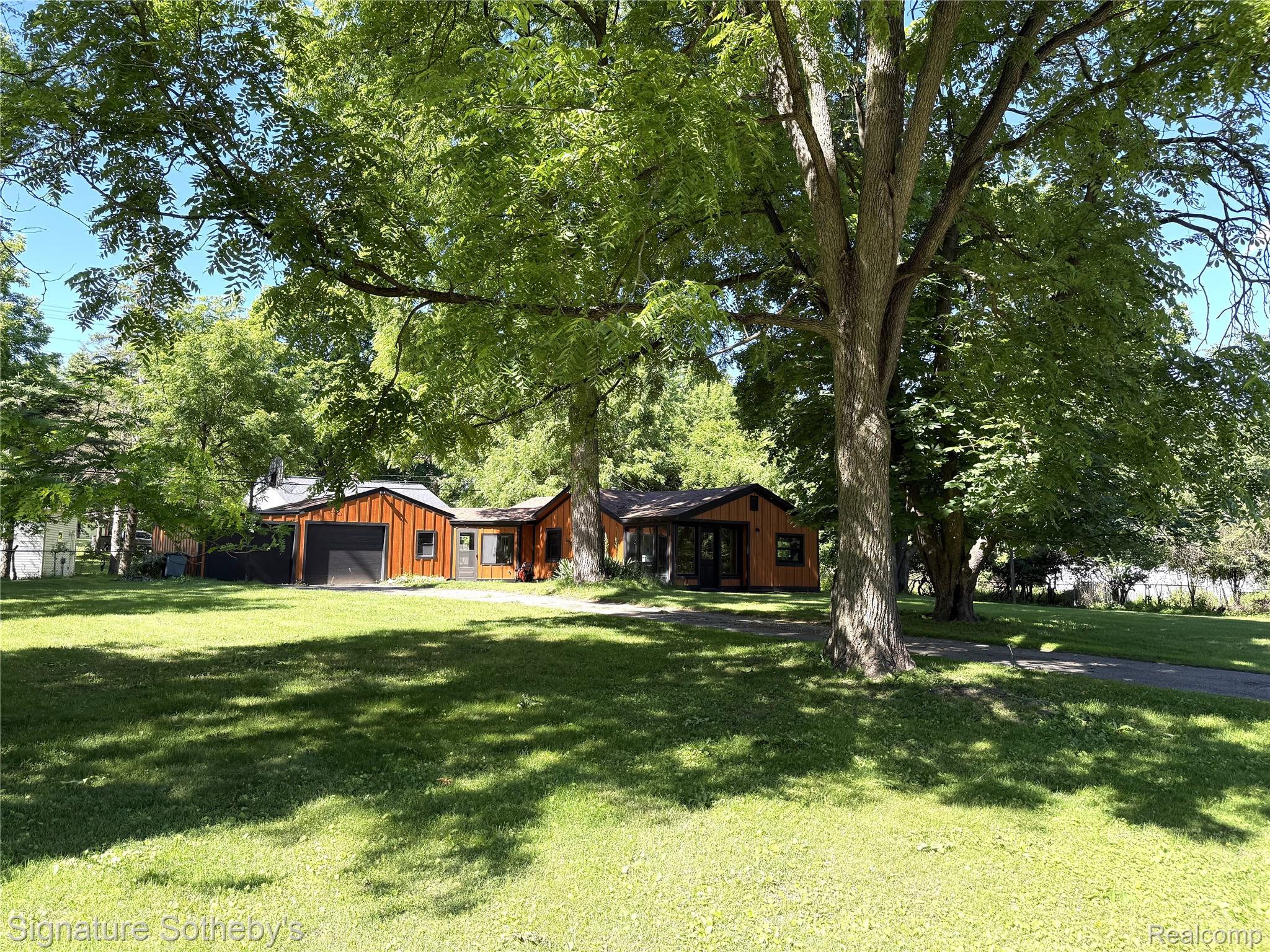1829 Wellington Avenue Property Photo 1
