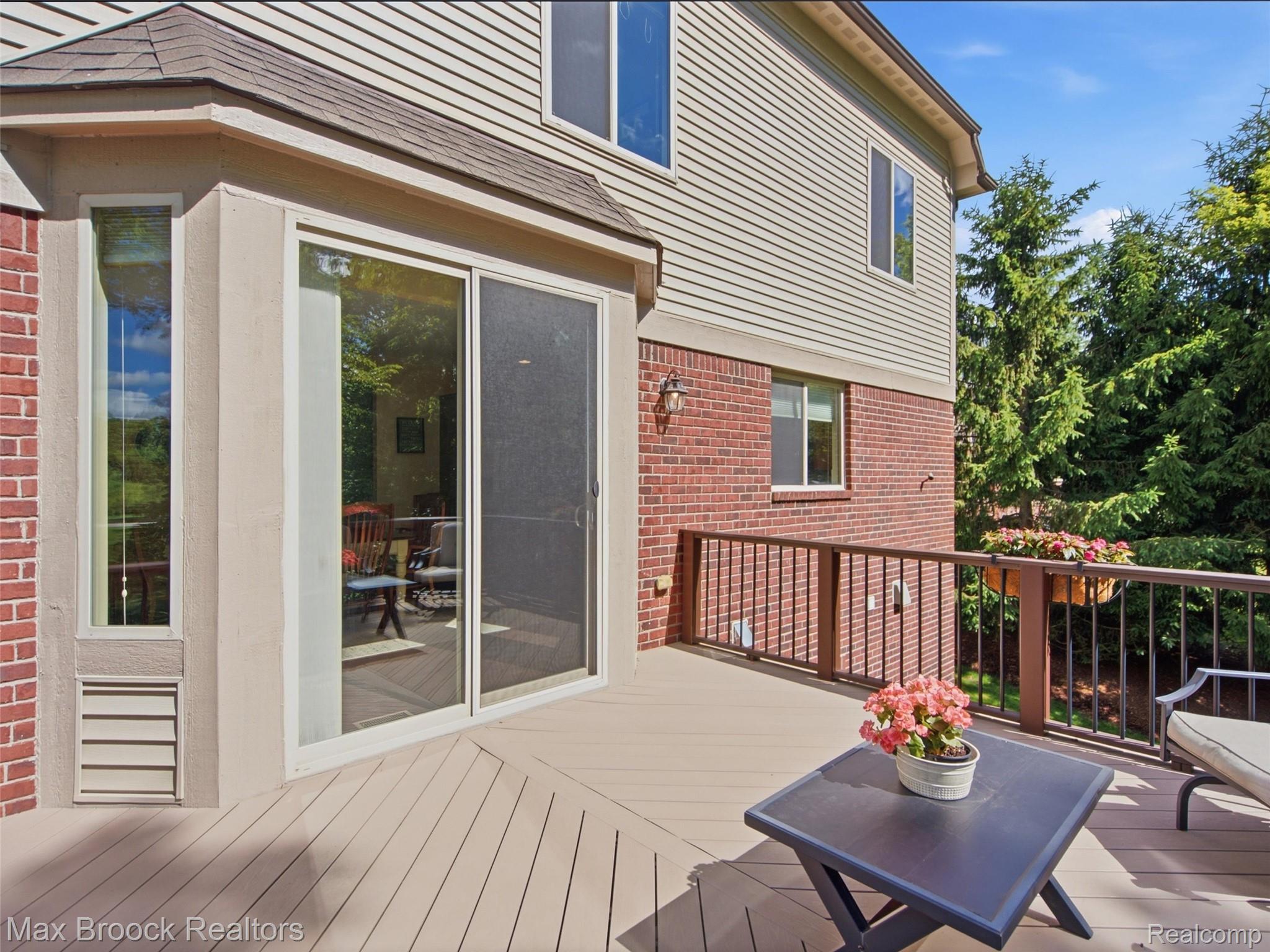 583 Birchcrest Court Property Photo 8