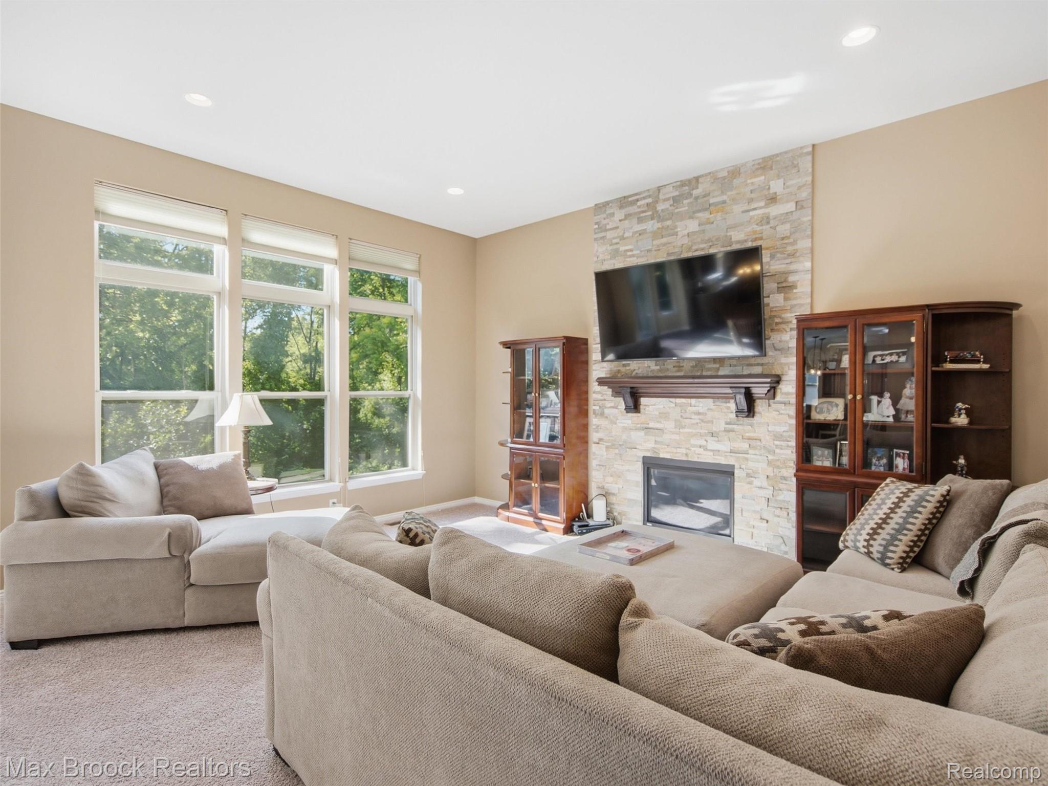 583 Birchcrest Court Property Photo 11
