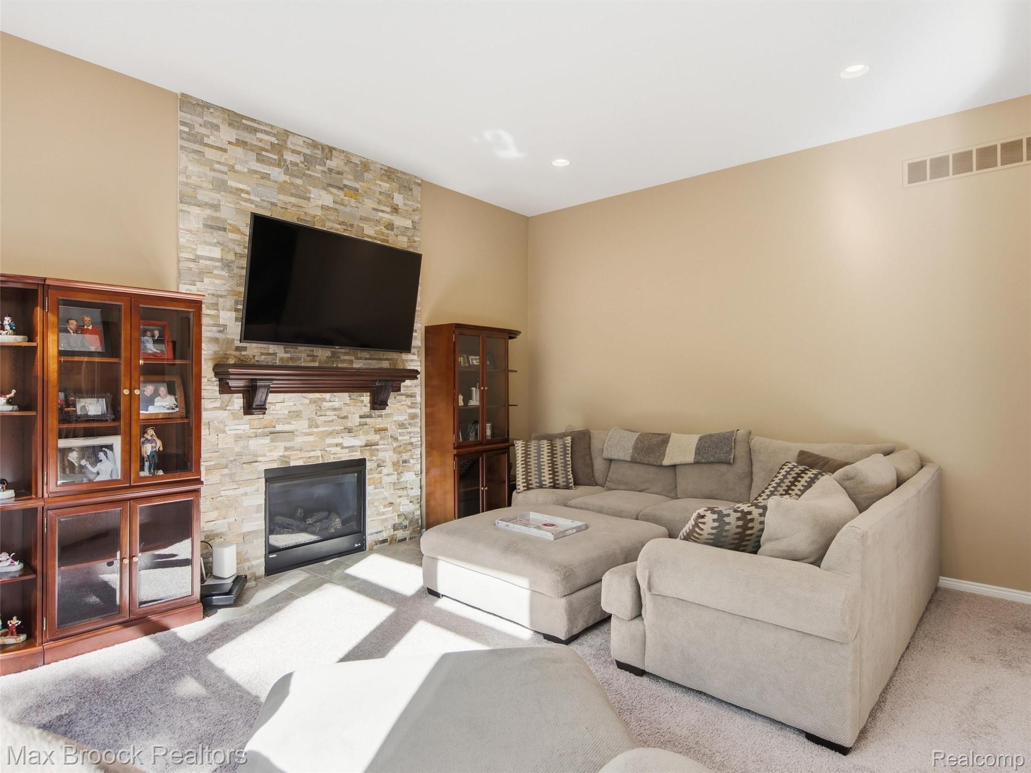 583 Birchcrest Court Property Photo 12