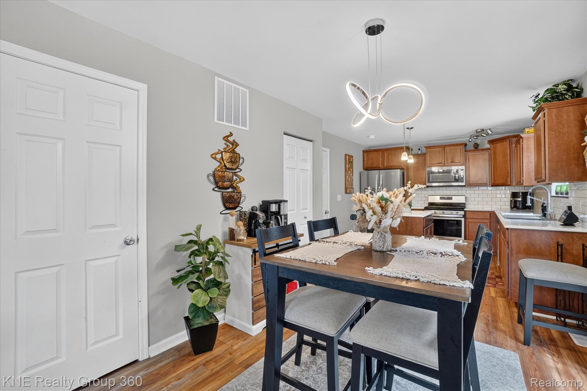 7067 Glenmeadow Court Property Photo 16