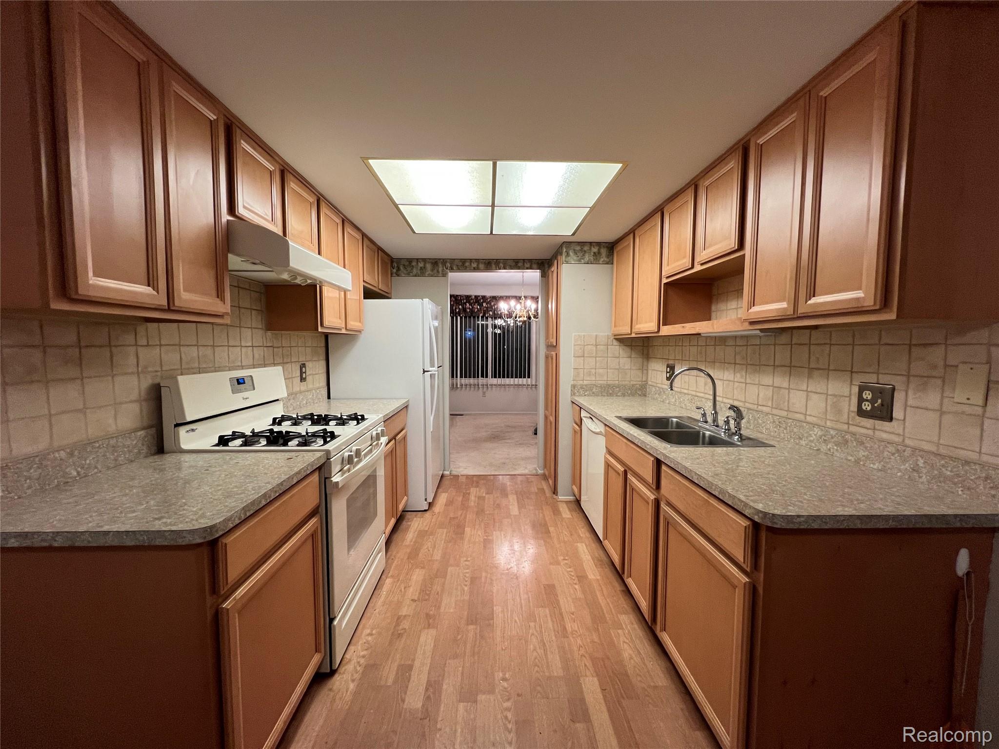 37407 Charter Oaks Boulevard Property Photo 4