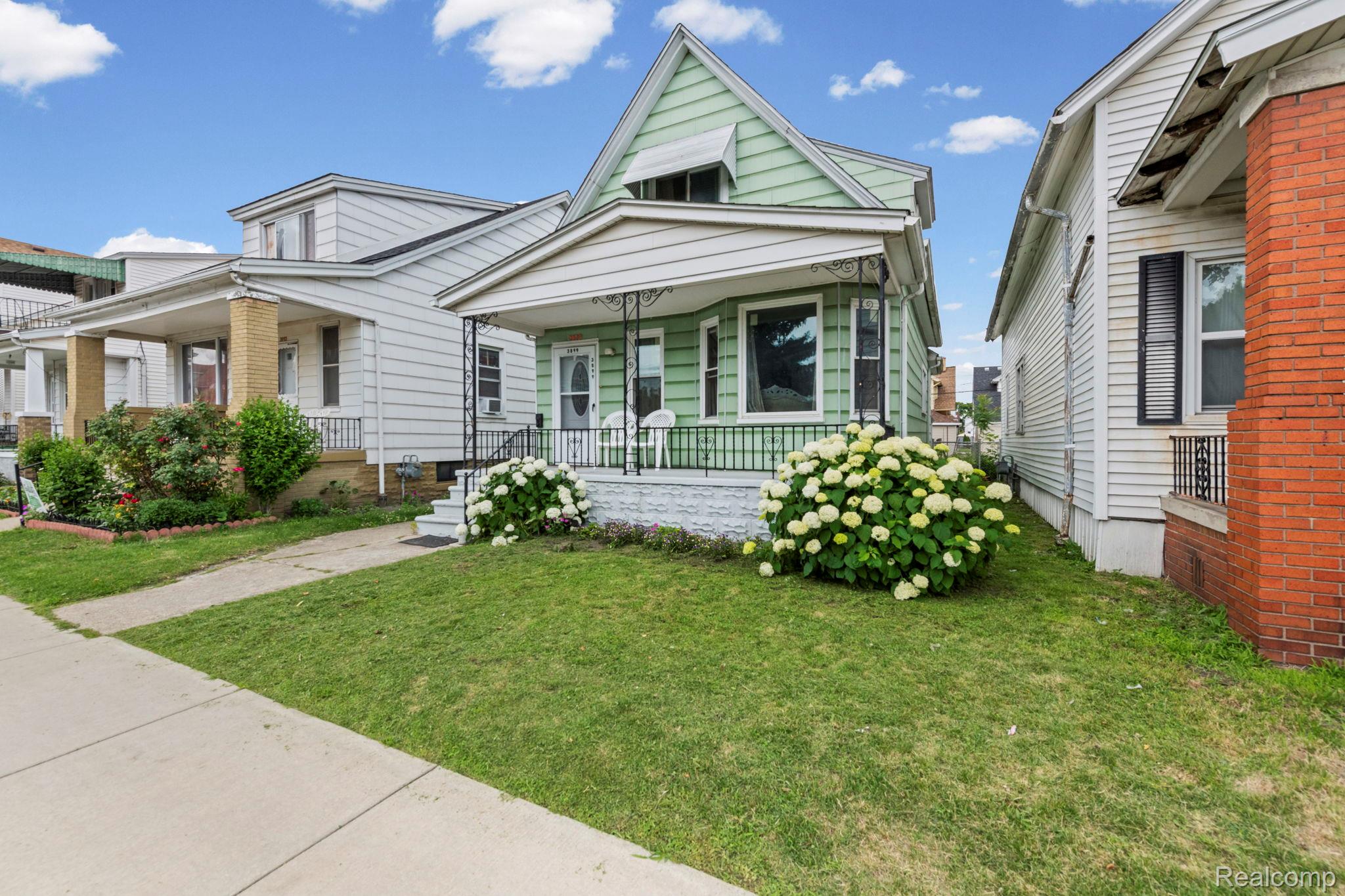 3899 Trowbridge Street Property Photo 3