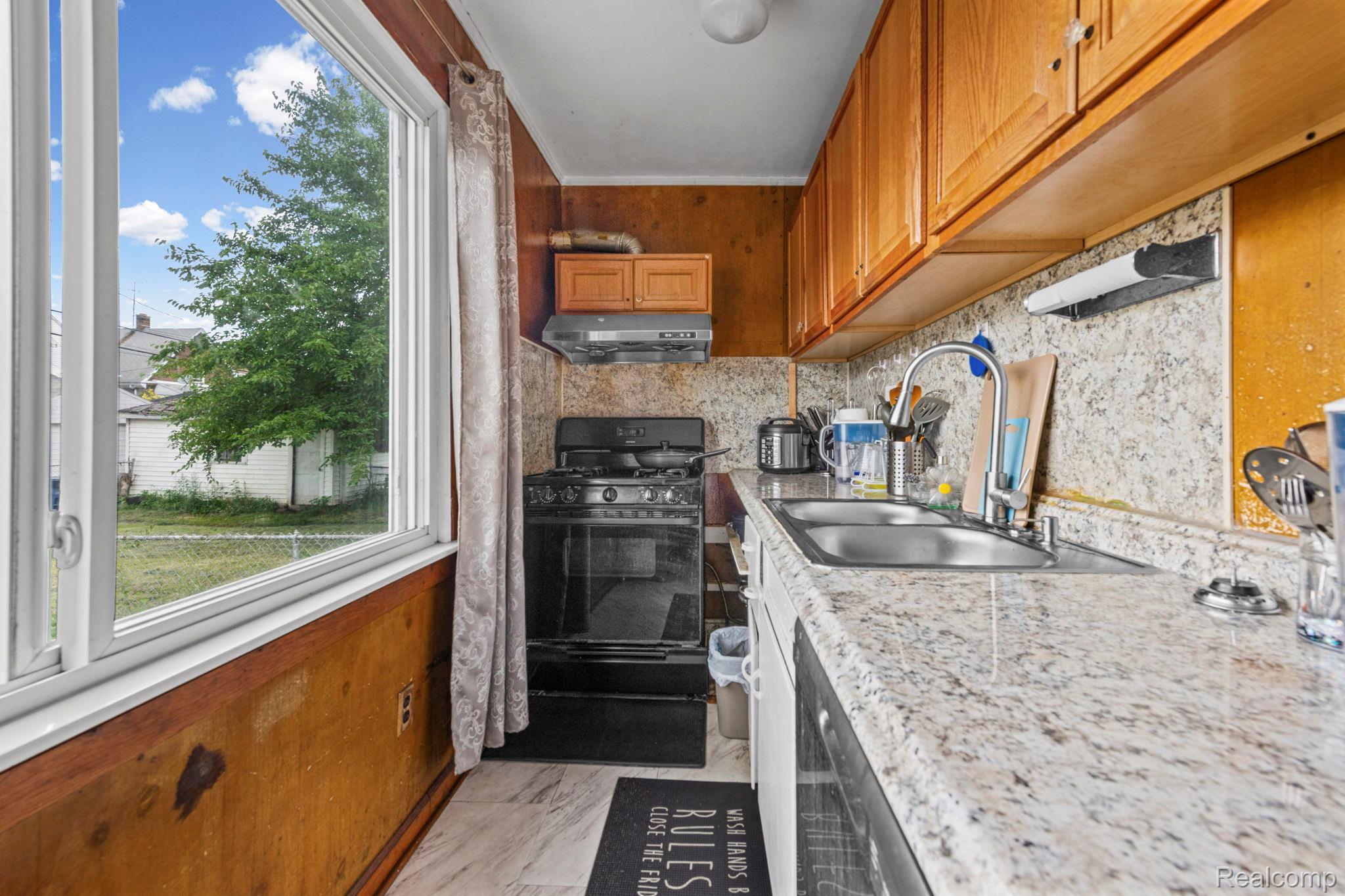 3899 Trowbridge Street Property Photo 11