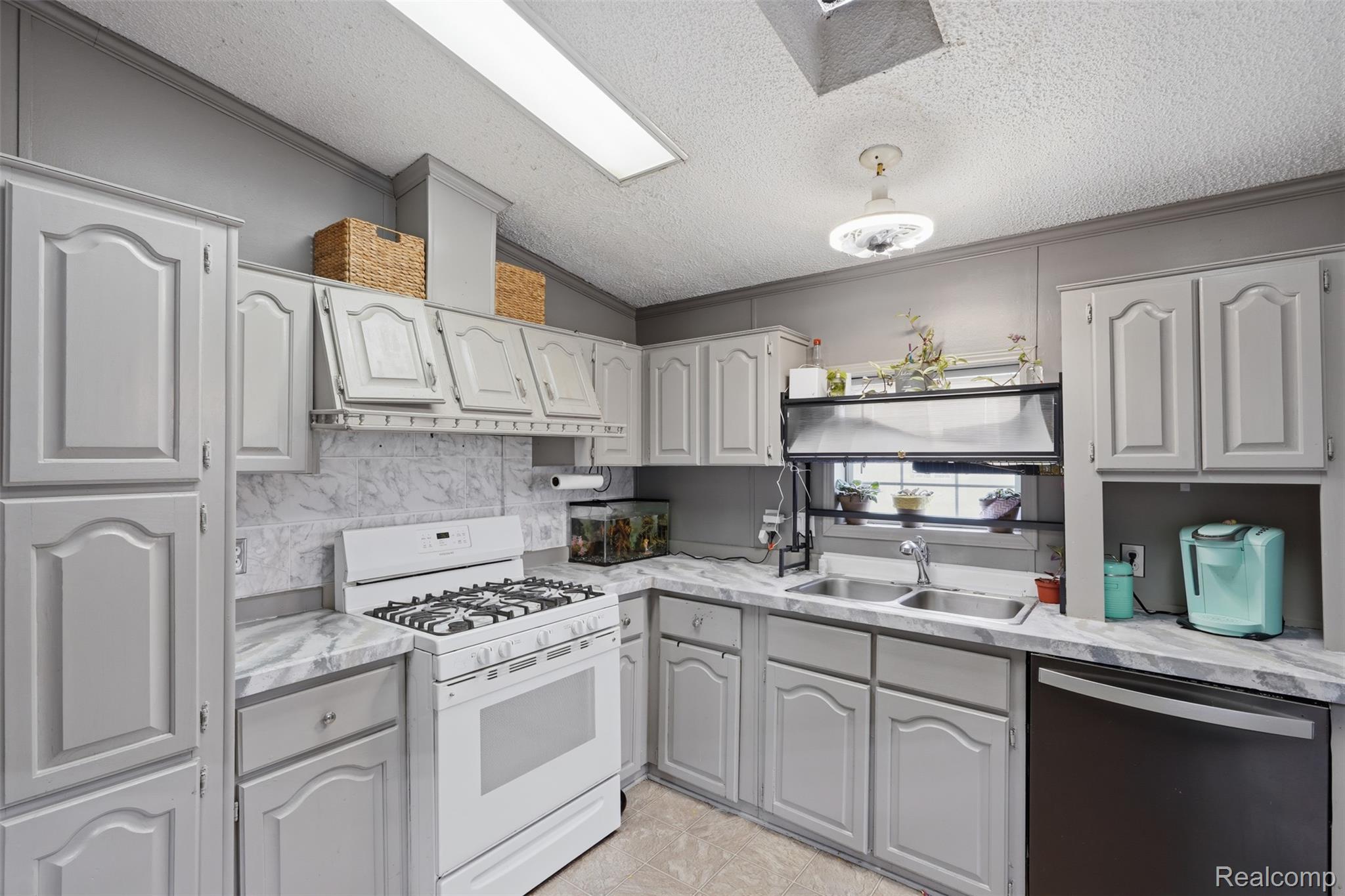 28725 Parkview Property Photo 6