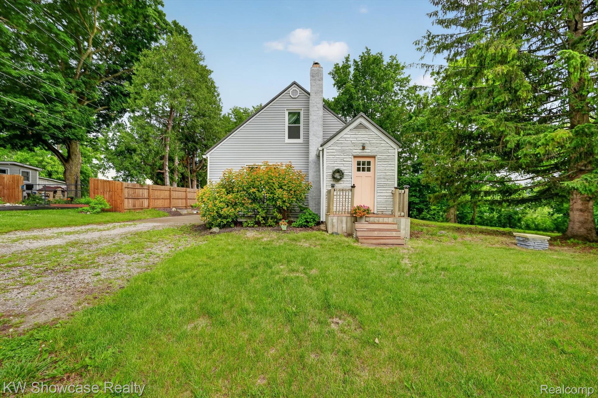 407 Broadway Property Photo 3