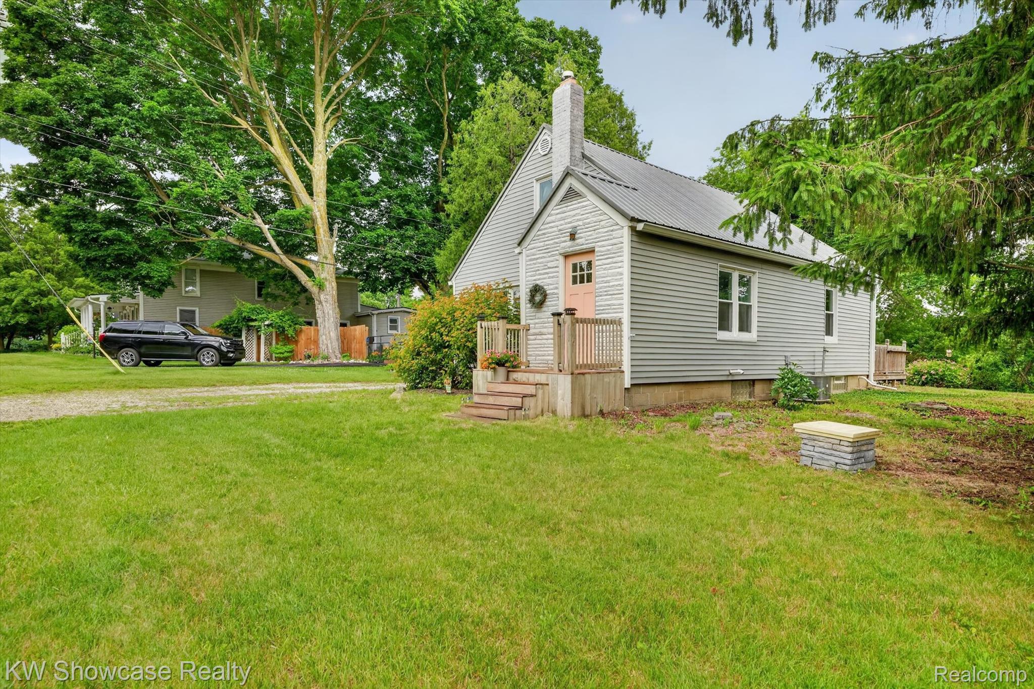 407 Broadway Property Photo 4