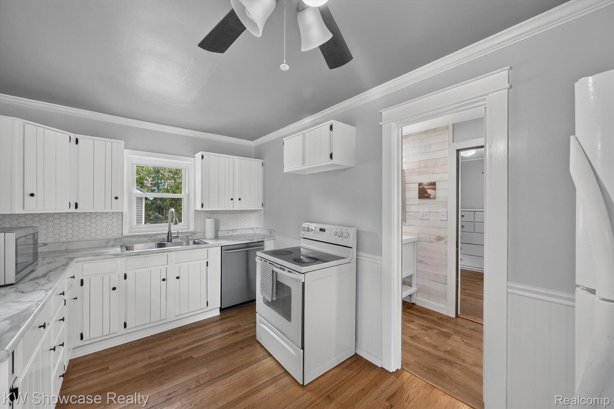 407 Broadway Property Photo 12