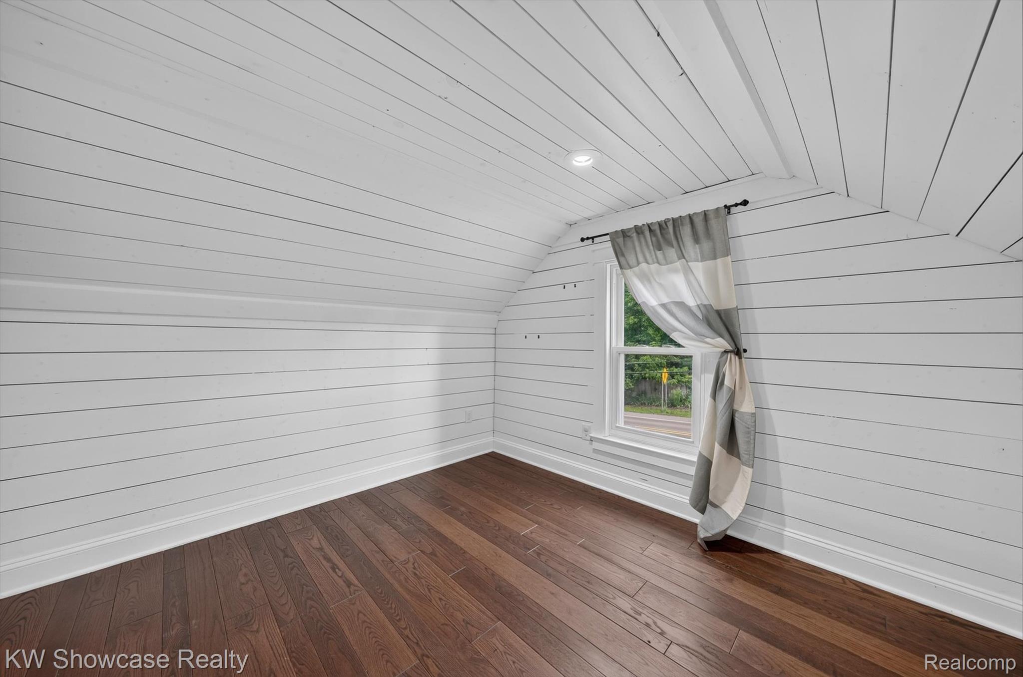 407 Broadway Property Photo 24