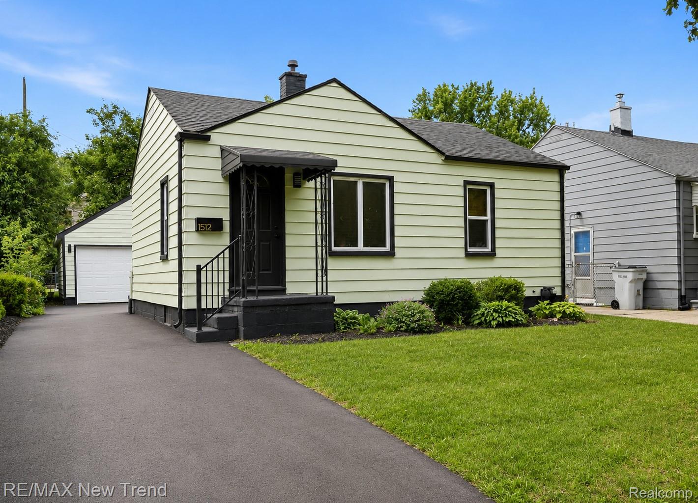 1512 E Maxlow Avenue Property Photo 1