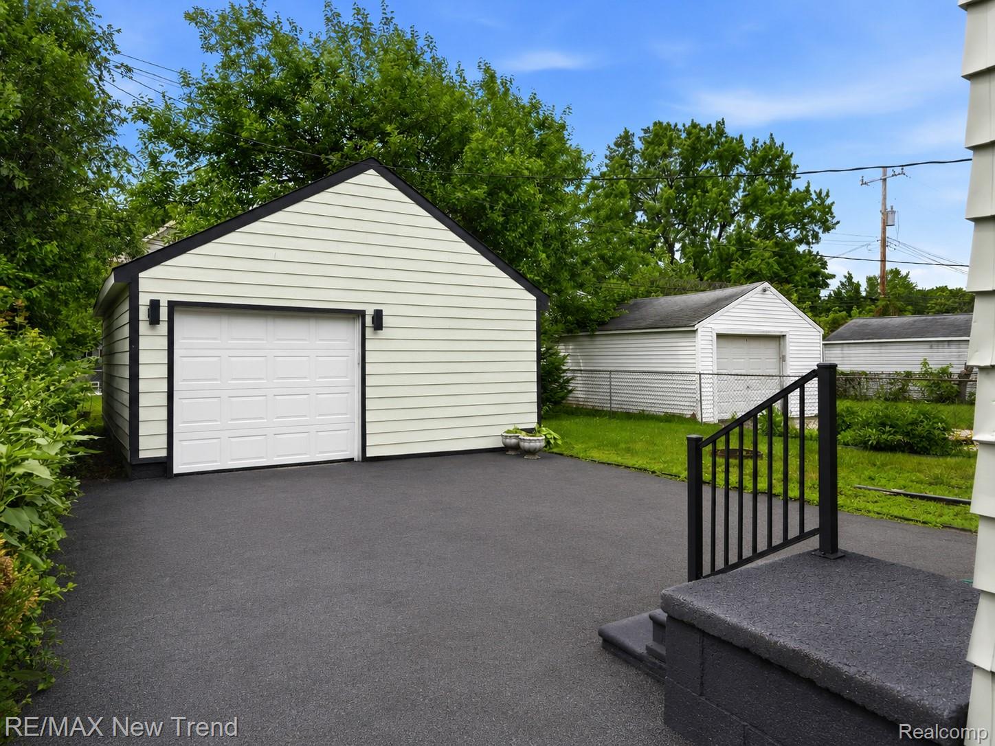 1512 E Maxlow Avenue Property Photo 2