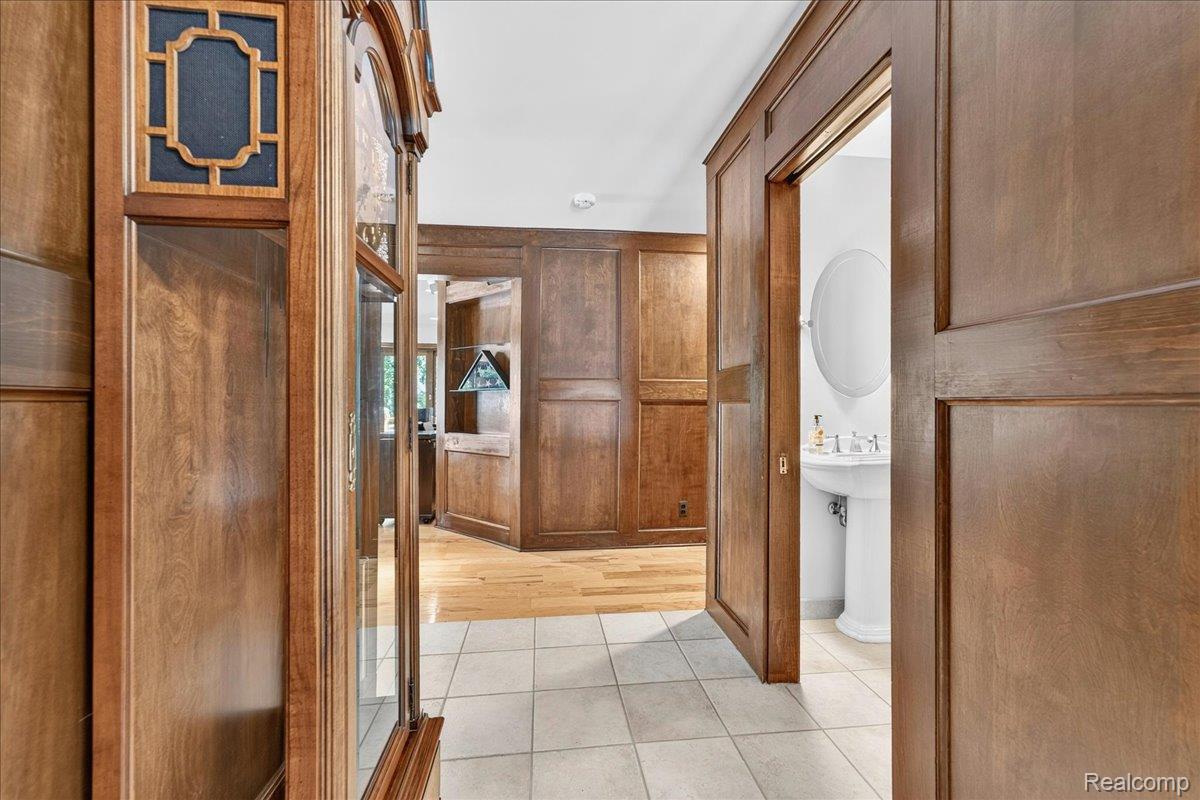 29498 E River Road Property Photo 8