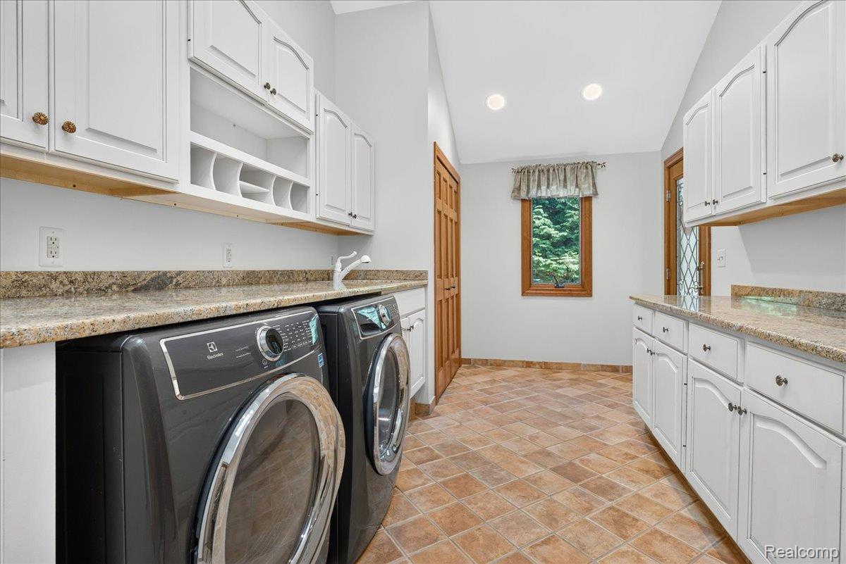 29498 E River Road Property Photo 16