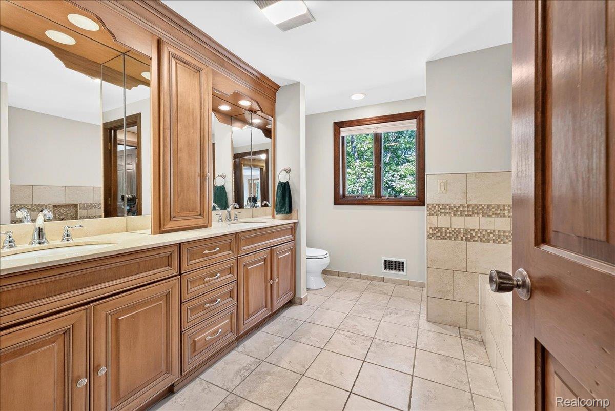 29498 E River Road Property Photo 33
