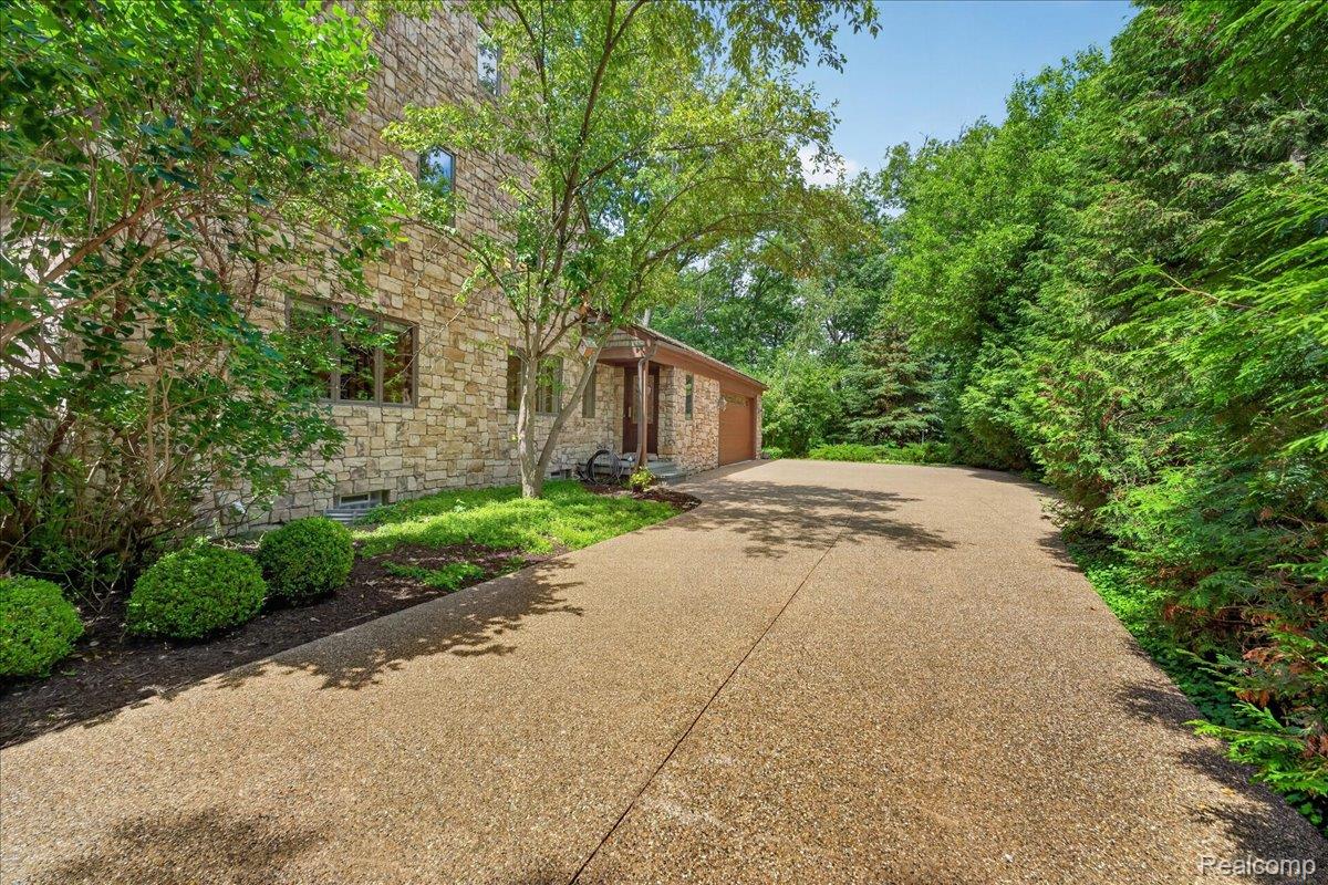 29498 E River Road Property Photo 52