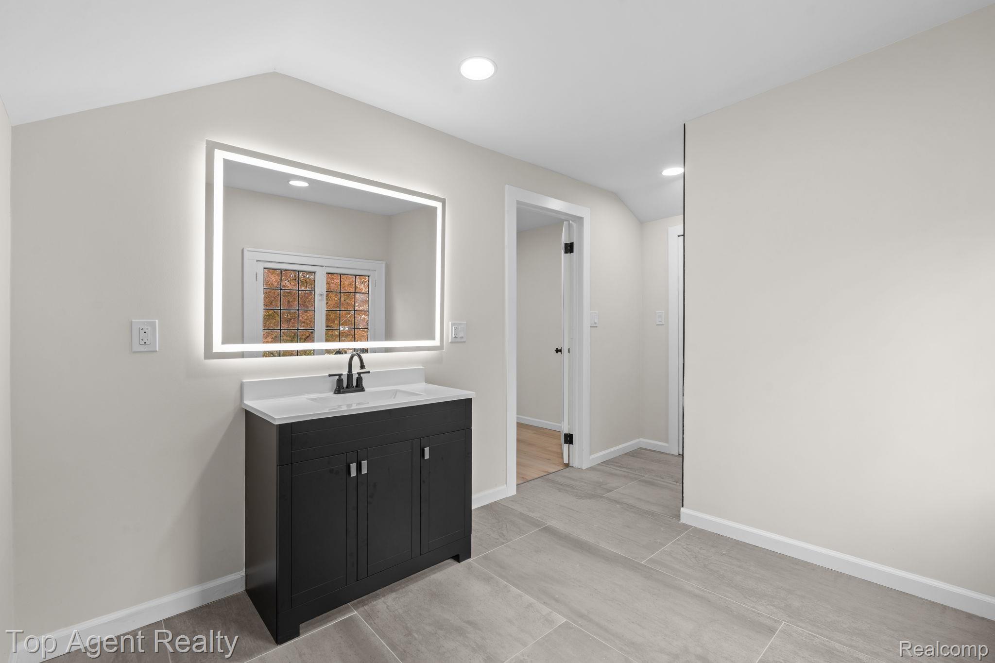 784 Barrington Road Property Photo 35