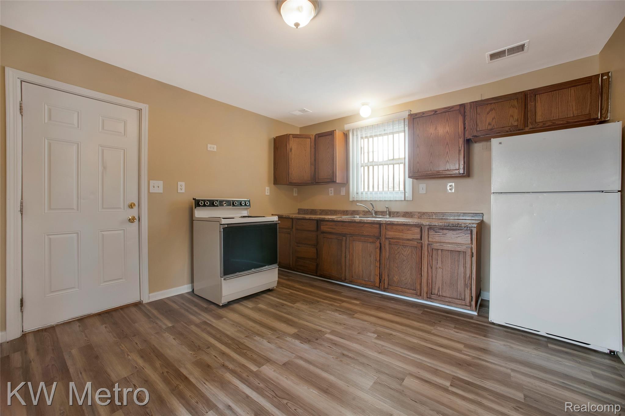 25335 Pinehurst Street Property Photo 9