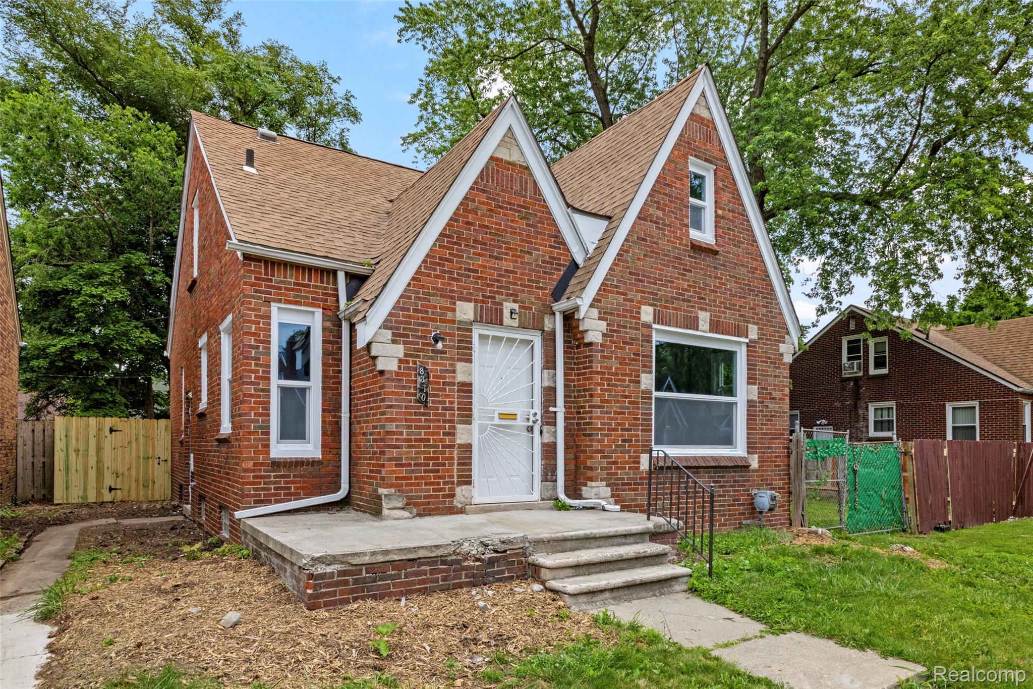 8310 Whitcomb Street Property Photo 3